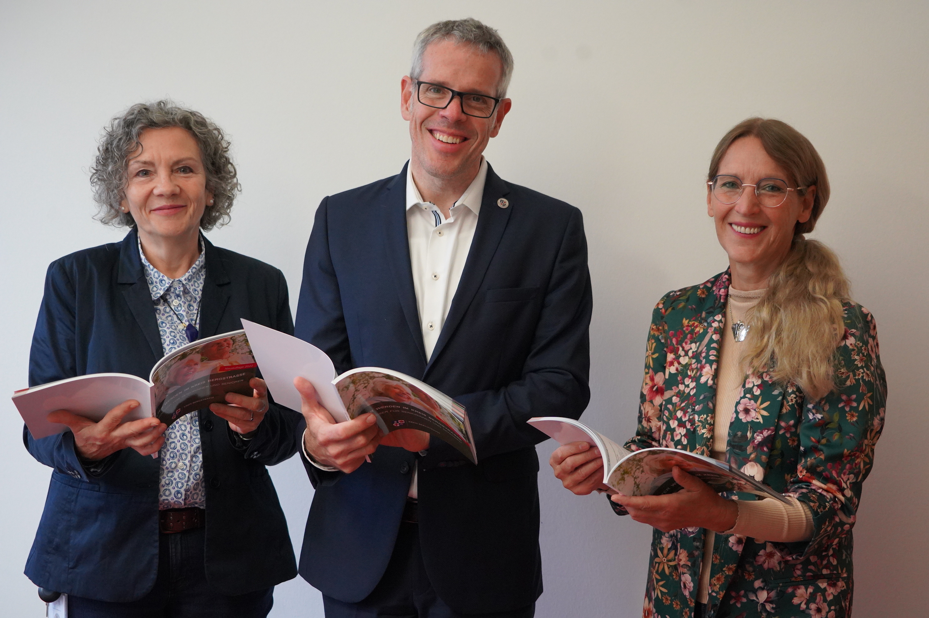 Landrat Christian Engelhardt stellte mit Martina Zwecker (Fachstelle Leben im Alter des Kreises Bergstraße, links) und Susanne Hagen (Vorsitzende des Kreisseniorenbeirats des Kreises Bergstraße) die achte, überarbeitete und ergänzte Auflage des Seniorenwegweisers des Kreises Bergstraße vor.