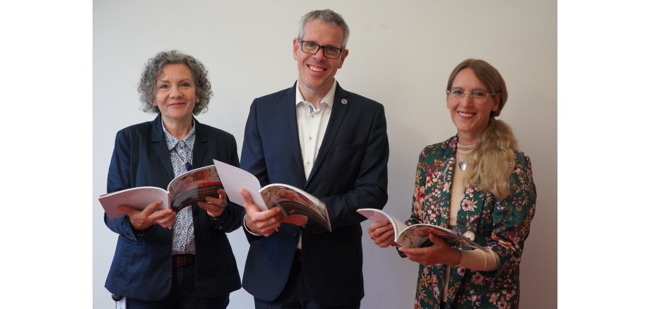 Landrat Christian Engelhardt stellte mit Martina Zwecker (Fachstelle Leben im Alter des Kreises Bergstraße, links) und Susanne Hagen (Vorsitzende des Kreisseniorenbeirats des Kreises Bergstraße) die achte, überarbeitete und ergänzte Auflage des Seniorenwegweisers des Kreises Bergstraße vor.