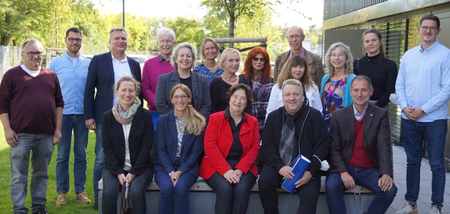 Teilnehmende des Netzwerkes bei ihrem Oktober-Treffen, mit der Gründerin und langjährigen Sprecherin Edith von Hunnius (vorn, sitzend, Mitte) und ihrer Nachfolgerin Susanne Hagen (vorn, sitzend, 2. von links).