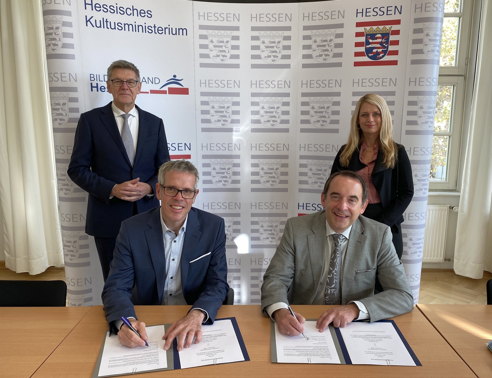 Im Kreis Bergstraße entsteht das MINT-Zentrum Bensheim Landrat Christian Engelhardt (vorne links), der Hessische Kultusminister Prof. Dr. R. Alexander Lorz (vorne rechts), Dr. Utz Tillmann aus dem Vorstand des MINT-Vereins (hinten links) und die Leiterin der Abteilung Grundsatz und Kreisentwicklung des Kreises Bergstraße Corinna Simeth freuen sich über die Unterzeichnung der Kooperationsvereinbarung.