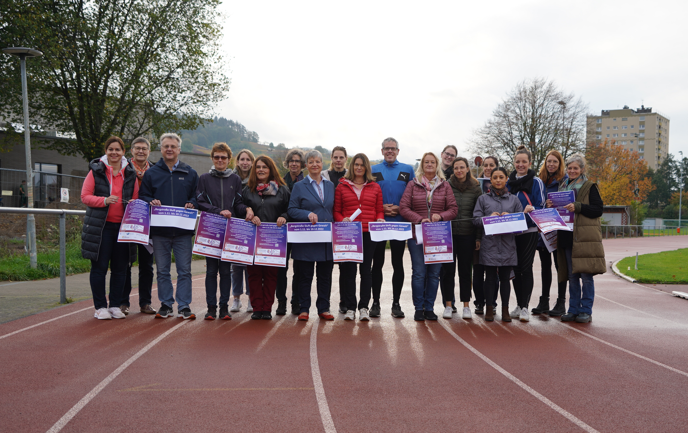 Neben Landrat Christian Engelhardt waren unter anderem auch zahlreiche Bürgermeisterinnen und Bürgermeister des Kreises, Frauen- und Gleichstellungsbeauftragte sowie Vertreterinnen des Frauenhaus Bergstraße e.V. beim gemeinsamen Startschuss zu „Die Bergstraße läuft gegen Gewalt“ vor Ort.