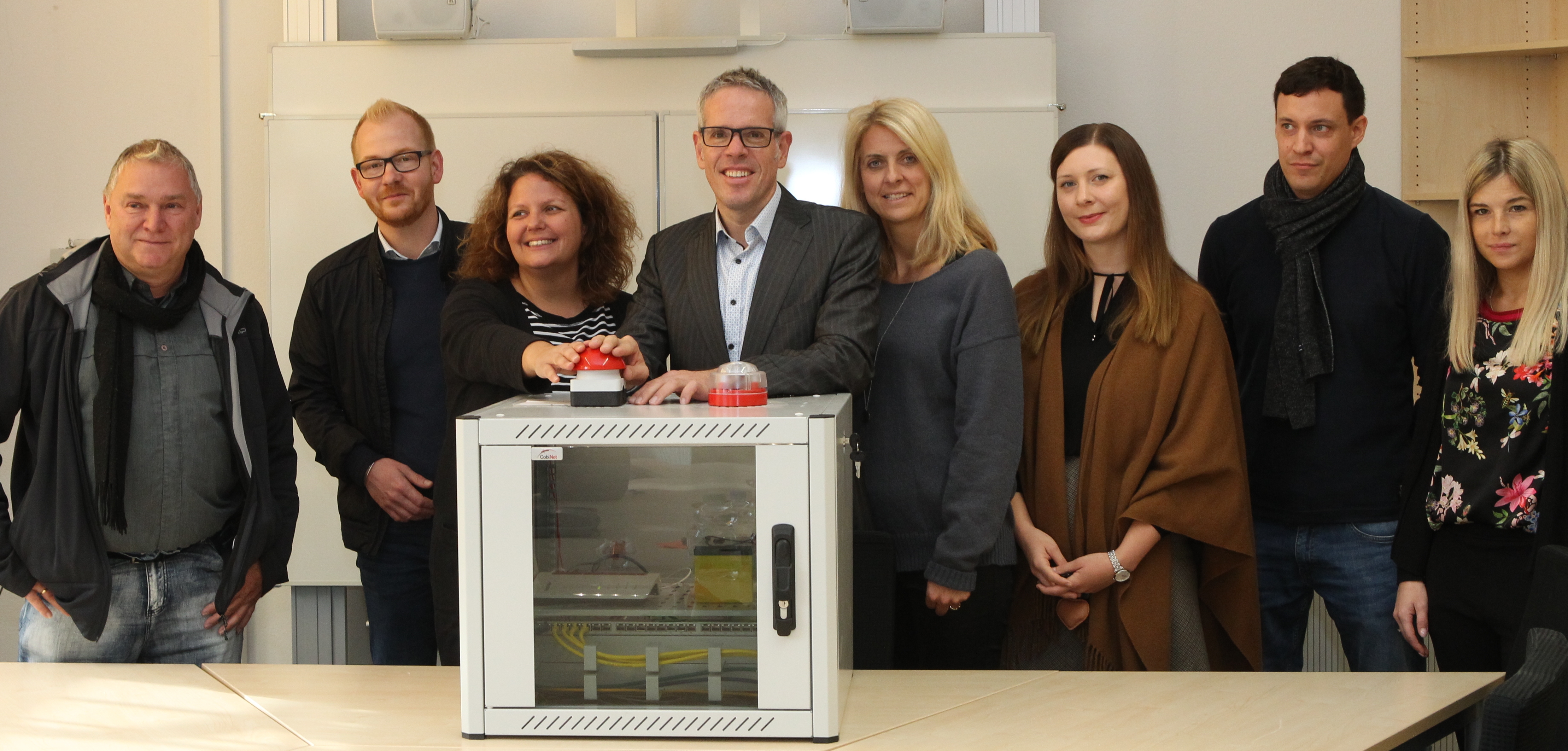 Landrat Christian Engelhardt (4.v.r.) drückt zusammen mit Schulleiterin Stefanie Brand (2v.r.) den Buzzer für den Breitband-Start an den Viernheimer Schulen. Mit dabei (v.r.): Christian Kaiser (Techniker, Eigenbetrieb Schule und Gebäudewirtschaft des Kreises), Johannes Kühn (Technischer Betriebsleiter, Eigenbetrieb), Nicole Träger (Konrektorin, Schillerschule Viernheim), Lisa Galvagno (Vorsitzende des Ausschusses Schule und Soziales, Kreis Bergstraße), Simon Menden (Kaufmännischer Betriebsleiter, Eigenbetrieb) und Ute Molden (Stabstelle Bildung und Pädagogik, Kreis Bergstraße).