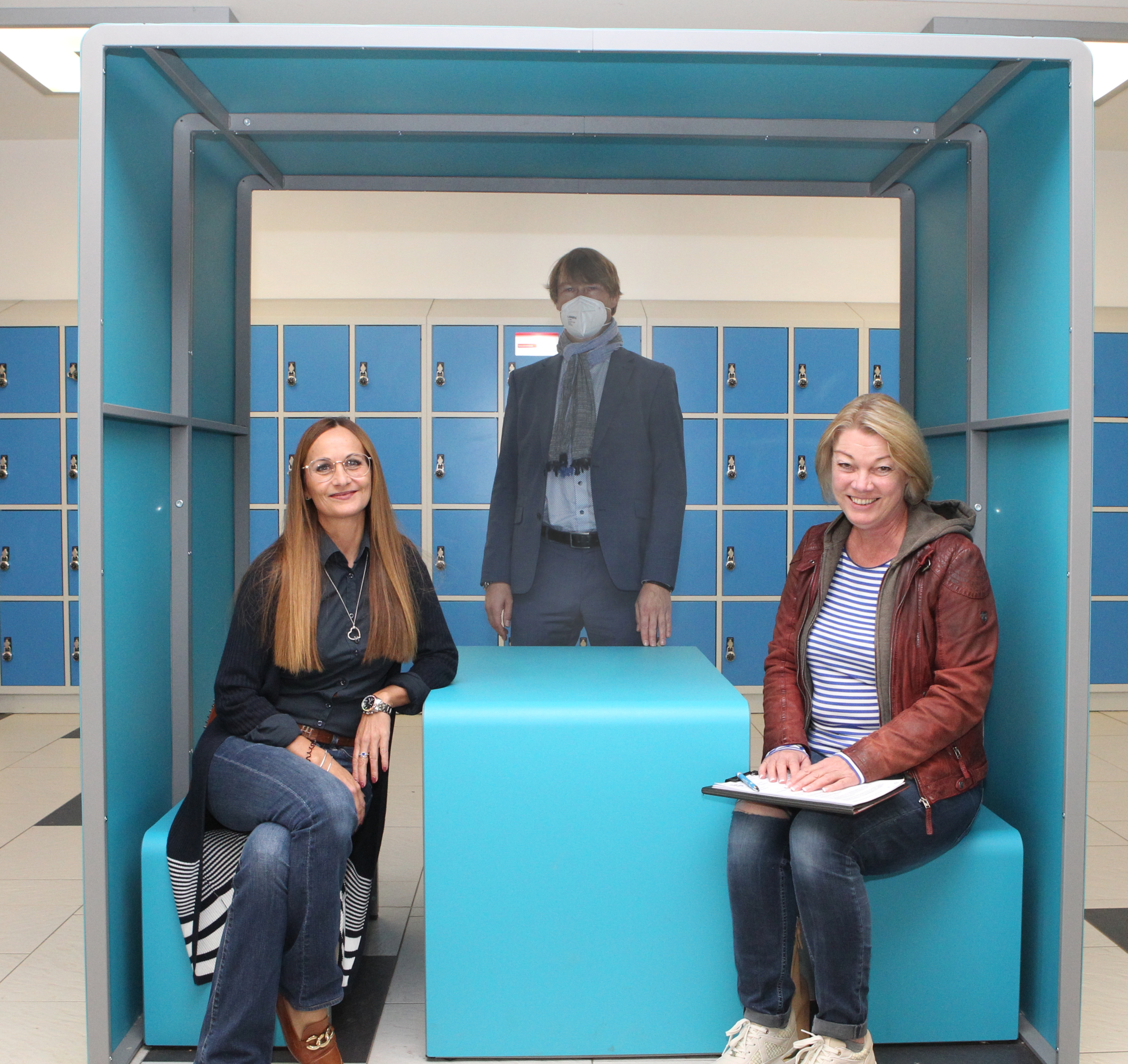 Die neuen Sitzmöbel an der Geschwister-Scholl-Schule bringen deutlich mehr als frische Farbe ins Gebäude: Schulleiter Thomas Stricker mit den Projektverantwortlichen, Astrid Hartmann und Claudia Rost, vom Eigenbetrieb Schule und Gebäudewirtschaft des Kreises Bergstraße.