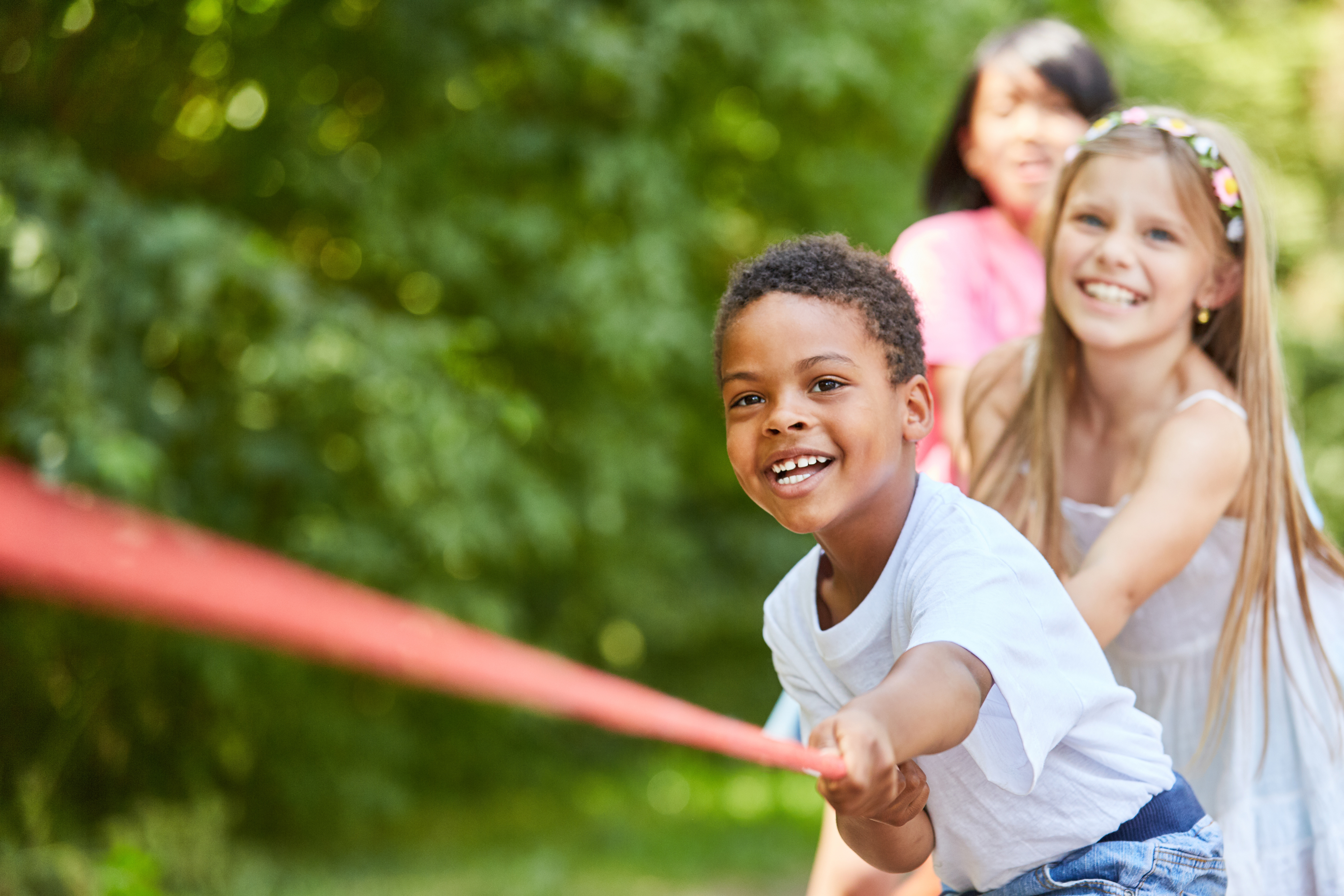 Gruppe Kinder hat Spaß beim Tauziehen