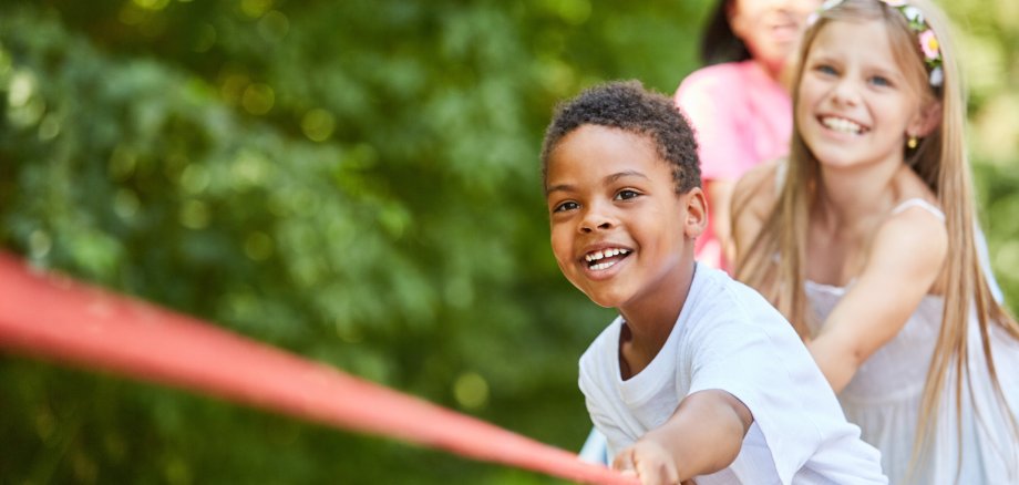 Gruppe Kinder hat Spaß beim Tauziehen