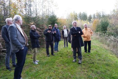 Forstamtsleiter Ronny Kolb (4.v.l.) informierte Landrat Christian Engelhardt (2.v.r.) und die Mitglieder des Nachhaltigkeitsbeirats vor Ort über die Auswirkungen des Klimawandels auf die Bergsträßer Wälder.