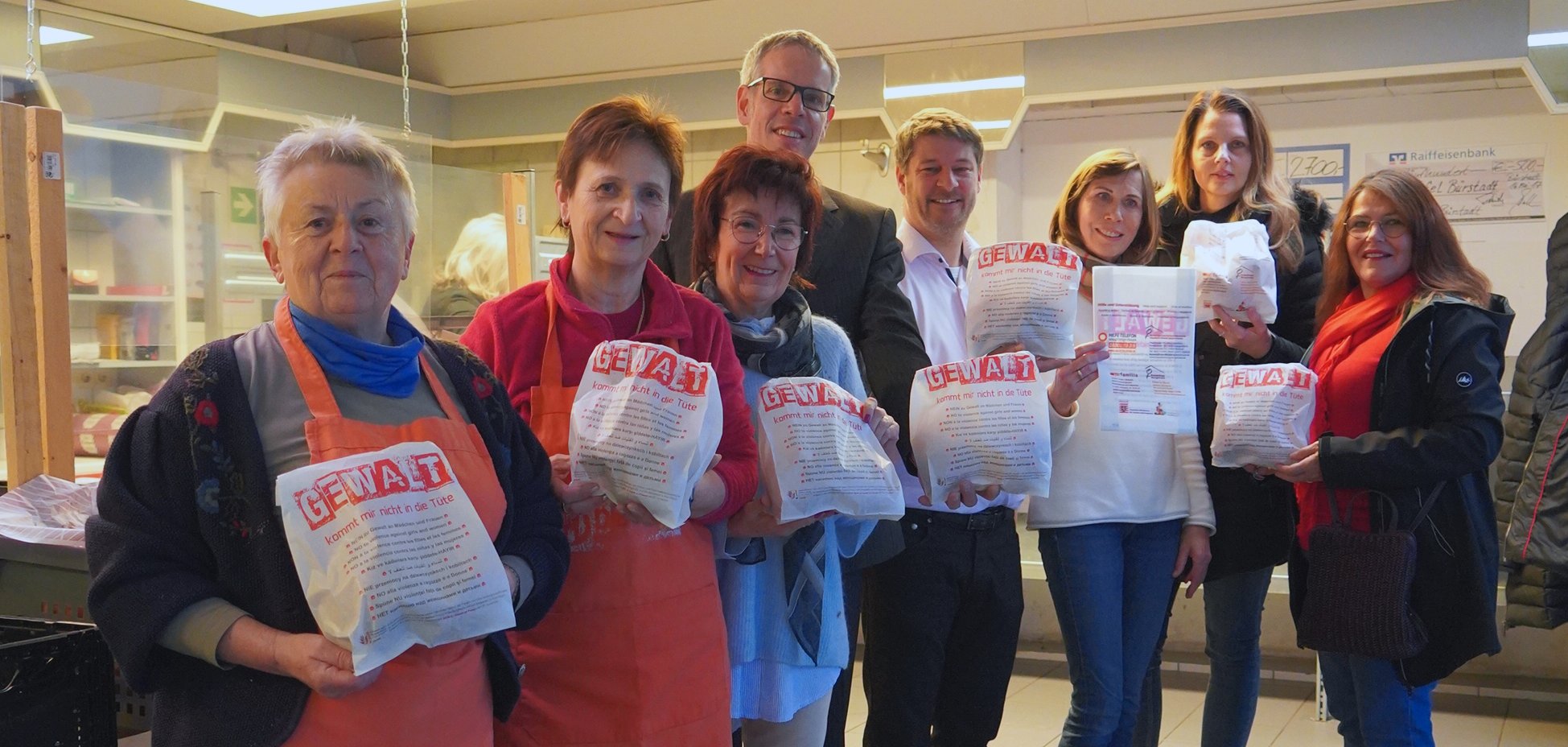 Zeichen und Hilfe zugleich: Am 6. Dezember übergaben die beiden Frauen- und Gleichstellungbeauftragen des Kreises Bergstraße, Nicole Schmitt und Alexandra Schmitt, gemeinsam mit Landrat Christian Engelhardt im Rahmen der Aktion „Gewalt kommt mir nicht in die Tüte“ 2000 Brötchentüten an die Bürstädter Tafelausgabestelle. Das Bild zeigt (v.l.n.r.): Erna Schöcker, Rita Bauer (ehrenamtliche Mitarbeiterinnen Tafel Bürstadt), die Bürstädter Bürgermeisterin Barbara Schader, Landrat Christian Engelhardt, den Leiter des Diakonischen Werks Bergstraße Tobias Lauer, Dr. Ute Weber-Schäfer, Tafelkoordinatorin beim Diakonischen Werk Bergstraße, Frauen- und Gleichstellungsbeauftrage des Kreises Nicole Schmitt sowie die externe Frauen- und Gleichstellungsbeauftrage Stadt Bürstadt Gerasimoula Grigoraki.