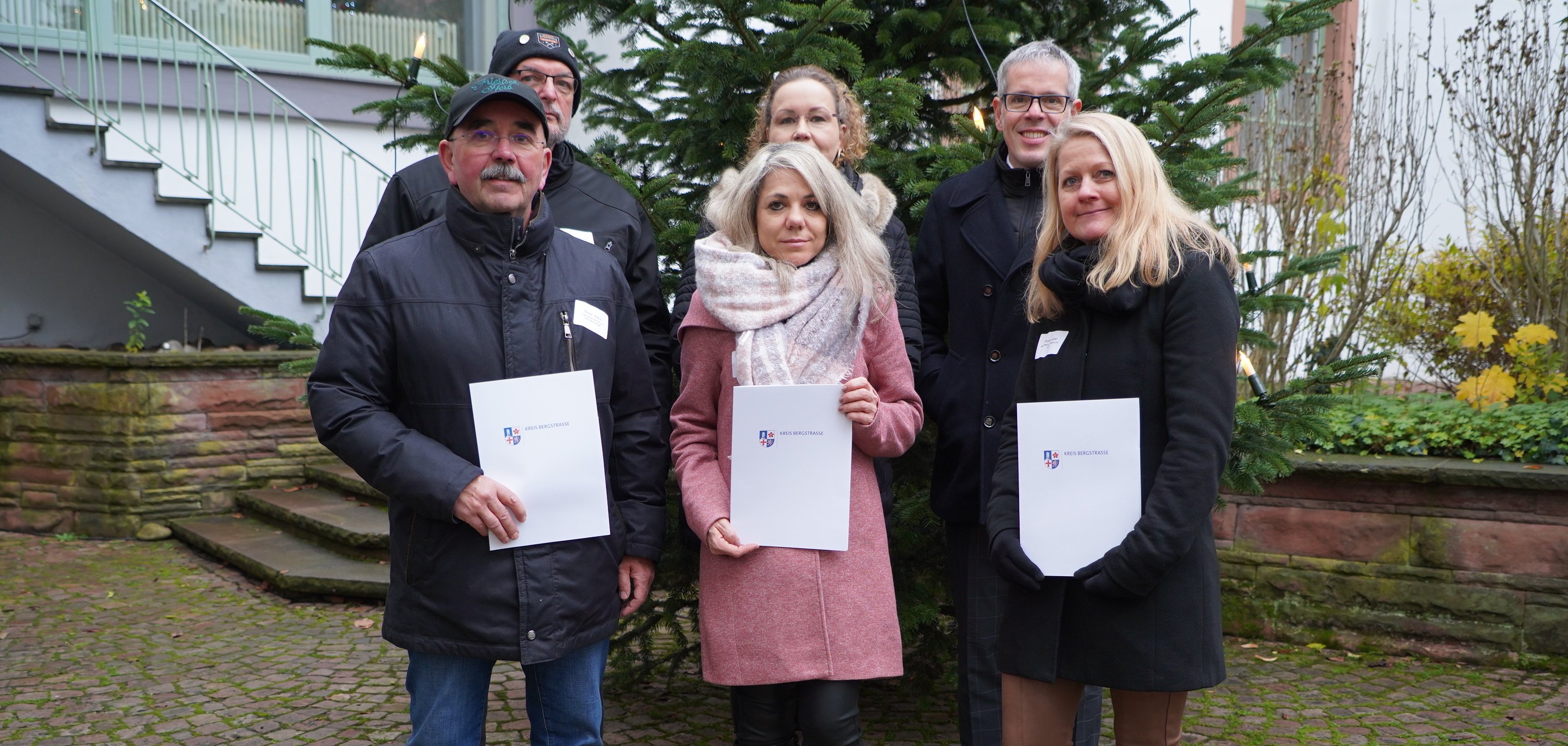 Landrat Christian Engelhardt (2.v.r.) feierte gemeinsam mit seinen Mitarbeitenden (v.l.n.r.) Klaus-Peter Bieber, Waldemar Winkler, Kirsten Krämer, Corinna Rudig und Claudia Huber deren 25-jährige Dienstjubiläen sowie berufliche Meilensteine weiterer Mitarbeitender der Bergsträßer Kreisverwaltung.
