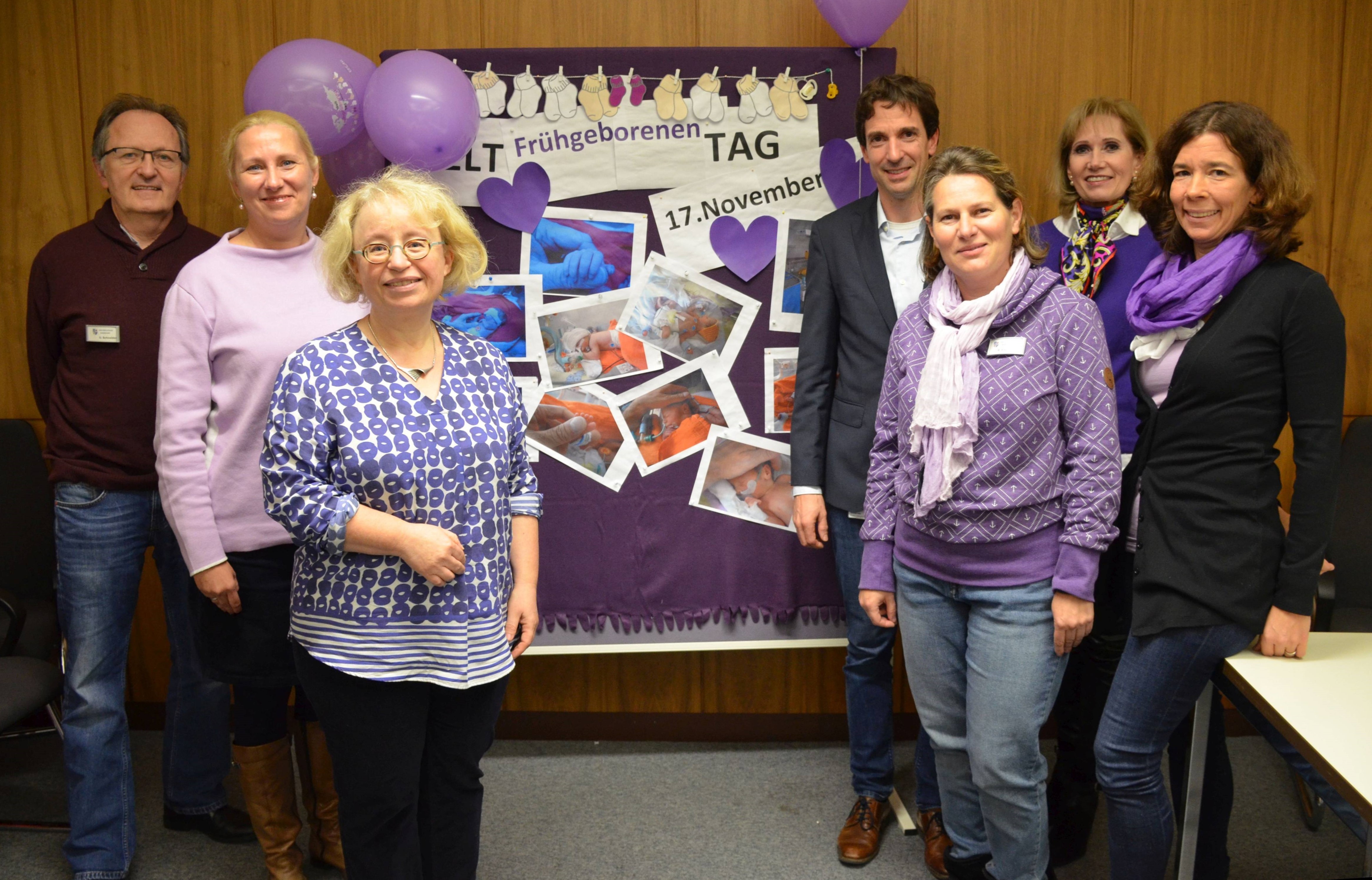 Lila ist die Farbe des Weltfrühgeborenentages, deshalb tragen auf dem Bild alle lila Kleidung. Um auf die Probleme von Frühchen und ihren Familien aufmerksam zu machen, diskutierten im Landratsamt der Teamleiter der Frühe Hilfen Ulrich Schneider, die Erste Kreisbeigeordnete und Gesundheitsdezernentin Diana Stolz, Dr. med Cordula Müller, Chefärztin Gynäkologie und Geburtshilfe am Kreiskrankenhaus Bergstraße, Prof. Dr. Christian Gille, Ärztlicher Direktor der Klinik für Neonatalogie am Universitätsklinikum Heidelberg, Georgeta Ensinger von den Frühen Hilfen des Kreises, die Präventionsbeauftragte des Kreises Reinhild Zolg und Maike Gausepohl, Familien-, Gesundheits- und Kinderkrankenpflegerin (v.l.n.r.).