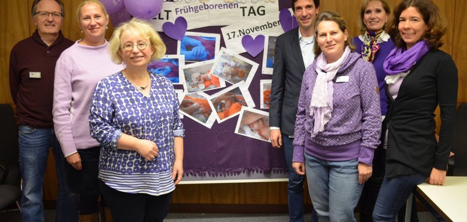 Lila ist die Farbe des Weltfrühgeborenentages, deshalb tragen auf dem Bild alle lila Kleidung. Um auf die Probleme von Frühchen und ihren Familien aufmerksam zu machen, diskutierten im Landratsamt der Teamleiter der Frühe Hilfen Ulrich Schneider, die Erste Kreisbeigeordnete und Gesundheitsdezernentin Diana Stolz, Dr. med Cordula Müller, Chefärztin Gynäkologie und Geburtshilfe am Kreiskrankenhaus Bergstraße, Prof. Dr. Christian Gille, Ärztlicher Direktor der Klinik für Neonatalogie am Universitätsklinikum Heidelberg, Georgeta Ensinger von den Frühen Hilfen des Kreises, die Präventionsbeauftragte des Kreises Reinhild Zolg und Maike Gausepohl, Familien-, Gesundheits- und Kinderkrankenpflegerin (v.l.n.r.).