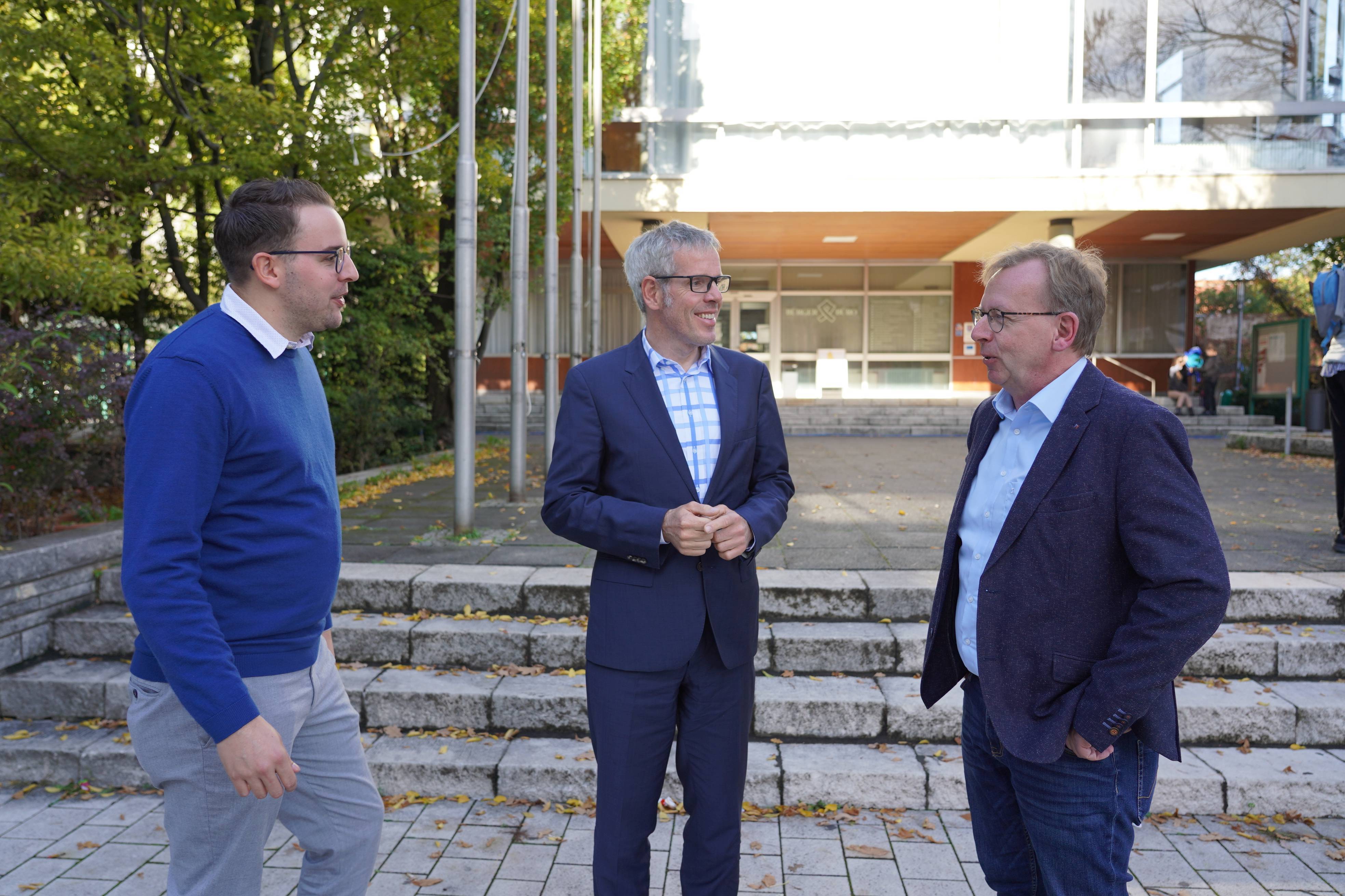 Landrat Christian Engelhardt (Mitte) tauschte sich im und, wie hier, vor dem Viernheimer Rathaus mit Bürgermeister Matthias Baaß (re.) und dem Ersten Stadtrat Jörg Scheidel zu gemeinsamen Themen und Projekten aus.