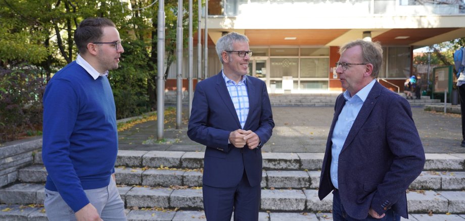 Landrat Christian Engelhardt (Mitte) tauschte sich im und, wie hier, vor dem Viernheimer Rathaus mit Bürgermeister Matthias Baaß (re.) und dem Ersten Stadtrat Jörg Scheidel zu gemeinsamen Themen und Projekten aus.