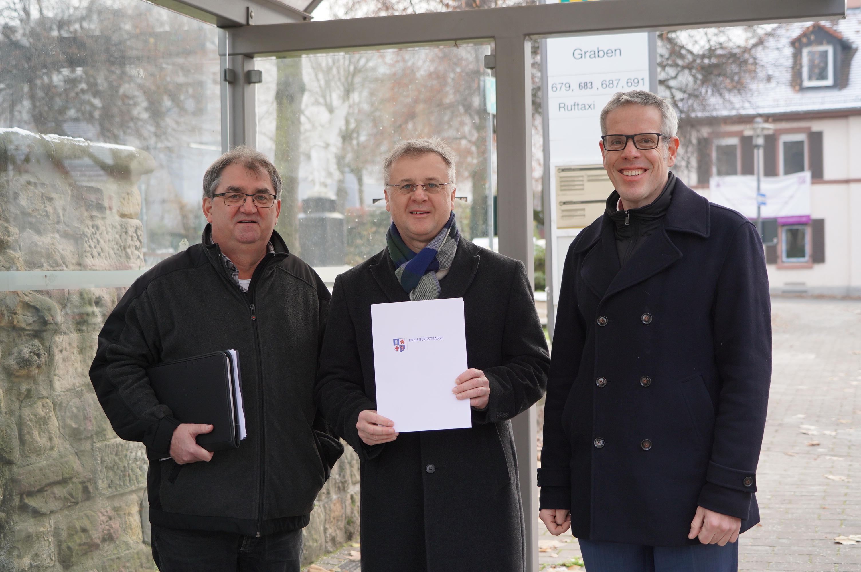 Übergabe in Heppenheim: Bürgermeister Rainer Burelbach nimmt stellvertretend für einige Städte und Gemeinden den Förderbescheid über die Infrastrukturkostenhilfe für das Jahr 2022 entgegen. Das Bild zeigt (v.l.): Reinhold Bickelhaupt, Fachbereichsleiter für ÖPNV und Mobilität, Bürgermeister Rainer Burelbach sowie Landrat Christian Engelhardt.