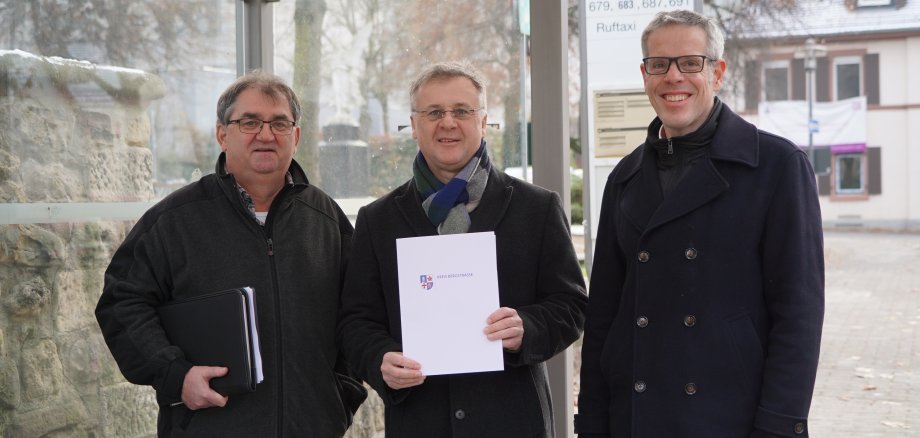 Übergabe in Heppenheim: Bürgermeister Rainer Burelbach nimmt stellvertretend für einige Städte und Gemeinden den Förderbescheid über die Infrastrukturkostenhilfe für das Jahr 2022 entgegen. Das Bild zeigt (v.l.): Reinhold Bickelhaupt, Fachbereichsleiter für ÖPNV und Mobilität, Bürgermeister Rainer Burelbach sowie Landrat Christian Engelhardt.