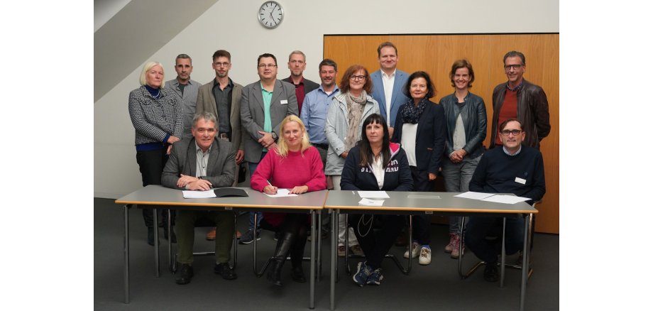 Gruppenbild: Zur Unterzeichnung der Vereinbarung kamen neben der Ersten Kreisbeigeordneten Diana Stolz (vorne, zweite von links) Vertreterinnen und Vertreter der beteiligten Institutionen zu einem gemeinsamen Unterzeichnungstermin zusammen.