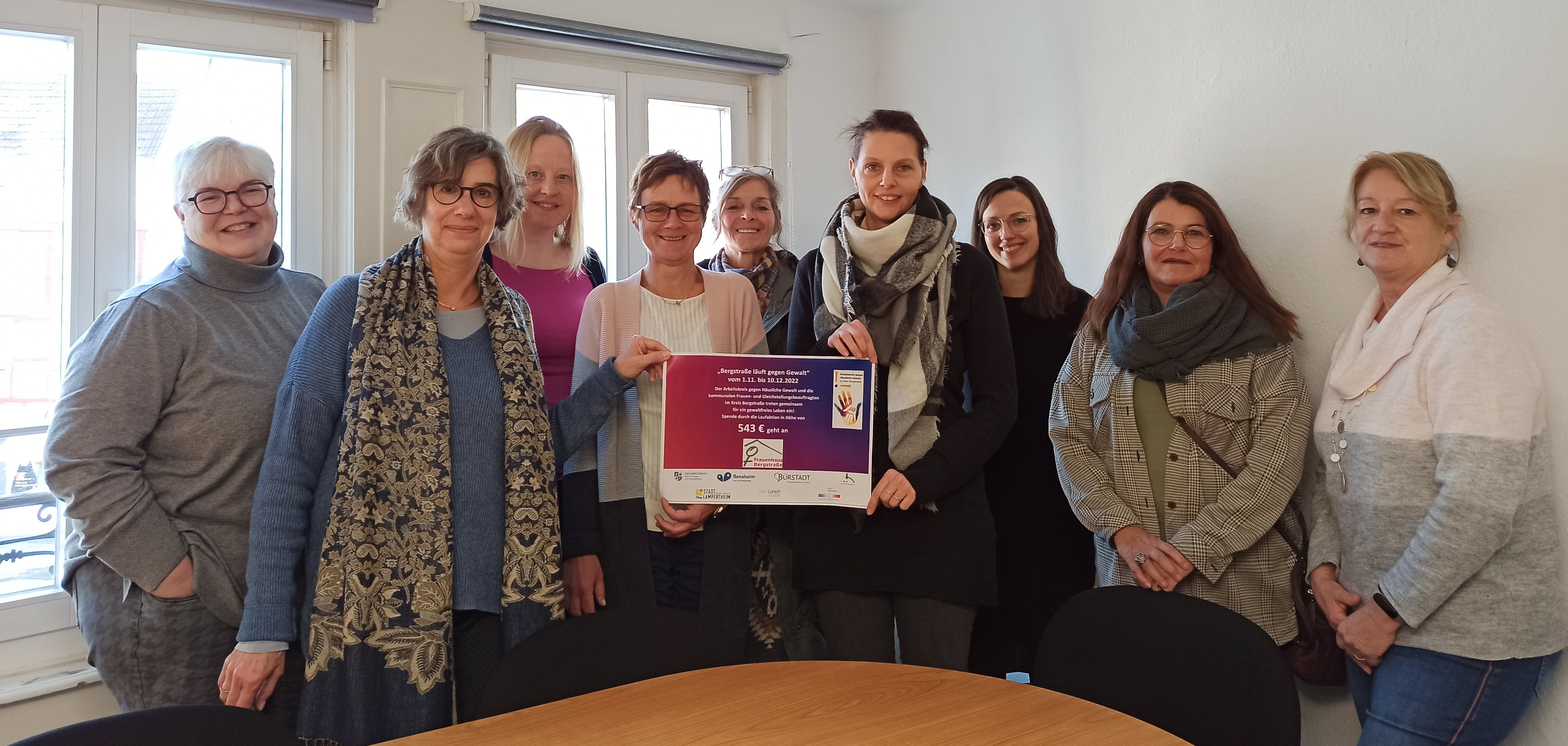 Spendenübergabe: Knapp 550 Euro kamen beim ersten Spendenlauf „Bergstraße läuft gegen Gewalt“, den der Arbeitskreis gegen häusliche Gewalt des Kreises Bergstraße und die kommunalen Frauen- und Gleichstellungsbeauftragten im Kreis Bergstraße organisiert haben, zusammen. Das Bild zeigt (v.l.): Konstanze Hiemenz (stellvertretende Vorsitzende des Vereins des Frauenhauses Bergstraße), Martina Evertz (Vorsitzende des Vereins) und die Frauen- und Gleichstellungsbeauftragten der Städte und Gemeinden sowie des Kreises Bergstraße Doreen Allerkamp (Lorsch), Maria Lauxen-Ulbrich (Viernheim), Marion Vetter (Bensheim), Nicole Schmitt (Kreis Bergstraße), Tamara Bernhardt (Heppenheim), Gerasimoula Grigoraki (Bürstadt) und Sonja Niederhöfer (Lampertheim).