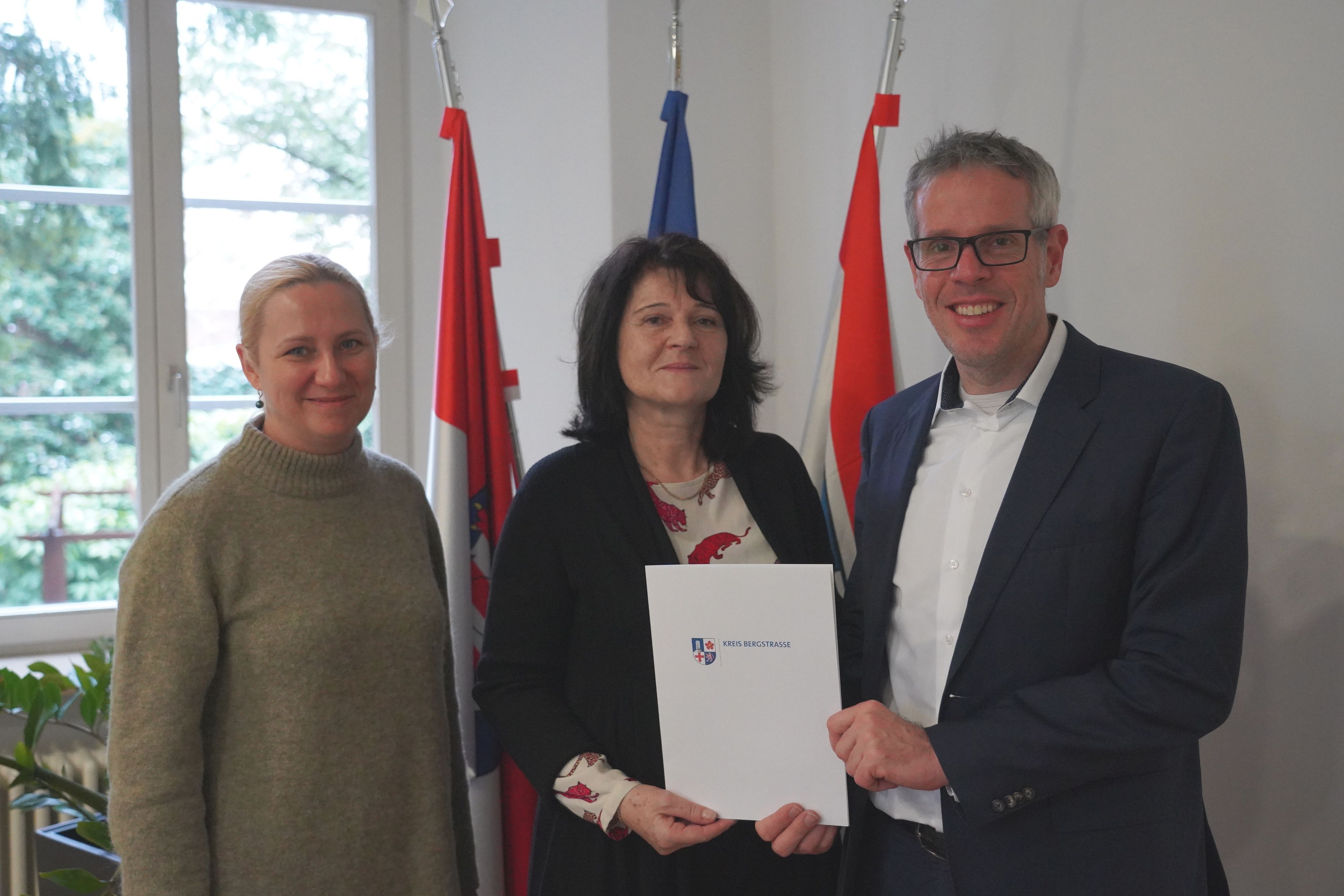 Nach mehr als 20 Jahren beim Kreis Bergstraße wurde Gundra Simon (Mitte) von der Ersten Kreisbeigeordneten und zuständigen Dezernentin für den Eigenbetrieb Neue Wege Diana Stolz und Landrat Christian Engelhardt in den Ruhestand verabschiedet.