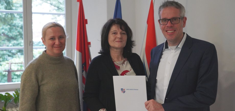 Nach mehr als 20 Jahren beim Kreis Bergstraße wurde Gundra Simon (Mitte) von der Ersten Kreisbeigeordneten und zuständigen Dezernentin für den Eigenbetrieb Neue Wege Diana Stolz und Landrat Christian Engelhardt in den Ruhestand verabschiedet.