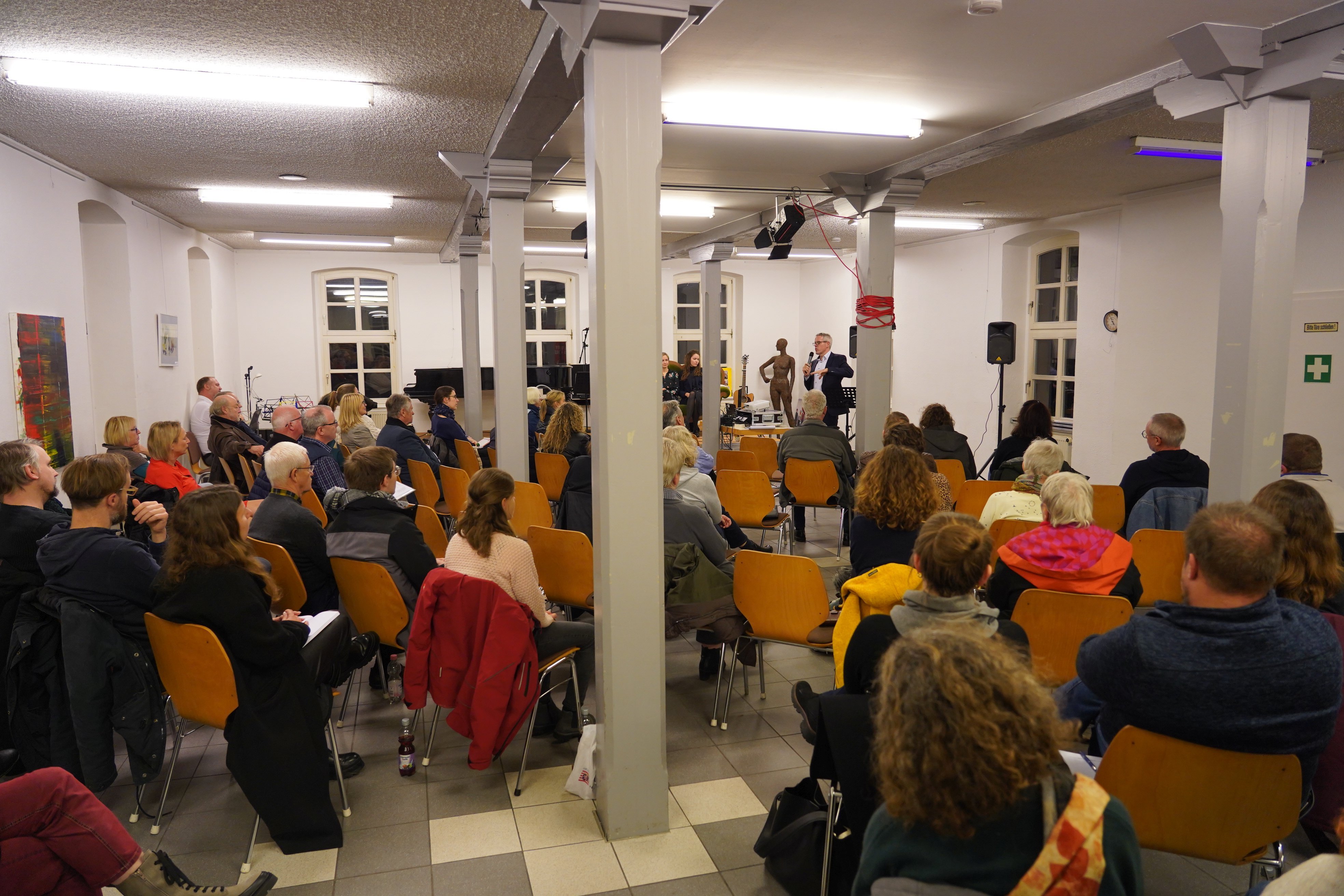 Landrat Christian Engelhardt steht auf dem Foto vor den Teilnehmerinnen und Teilnehmern der Ideenwerkstatt. Dabei betonte er die Notwendigkeit, die Kultur im Kreis zu unterstützen und nach Möglichkeit zu fördern.