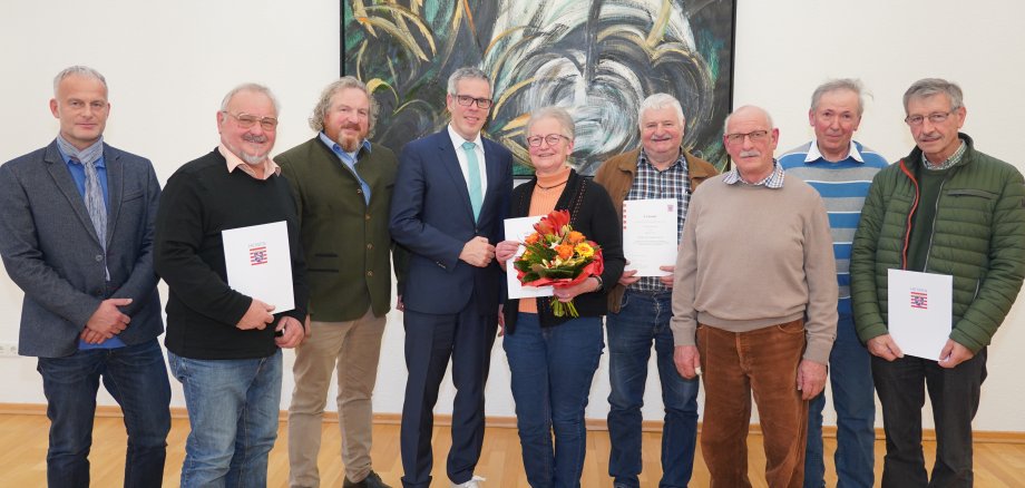 Nach teilweise mehr als 50 Jahren Mitgliedschaft wurden die ausscheidenden Landwirte des Gebietsagrarausschusses sowie Ortslandwirte von Landrat Christian Engelhardt (4. von links), Kreislandwirt Sebastian Glaser (3. von links) und Thomas Renkert (Abteilungsleiter der Abteilung Ländlicher Raum des Kreises Bergstraße, links) für ihr ehrenamtliches Engagement geehrt. 