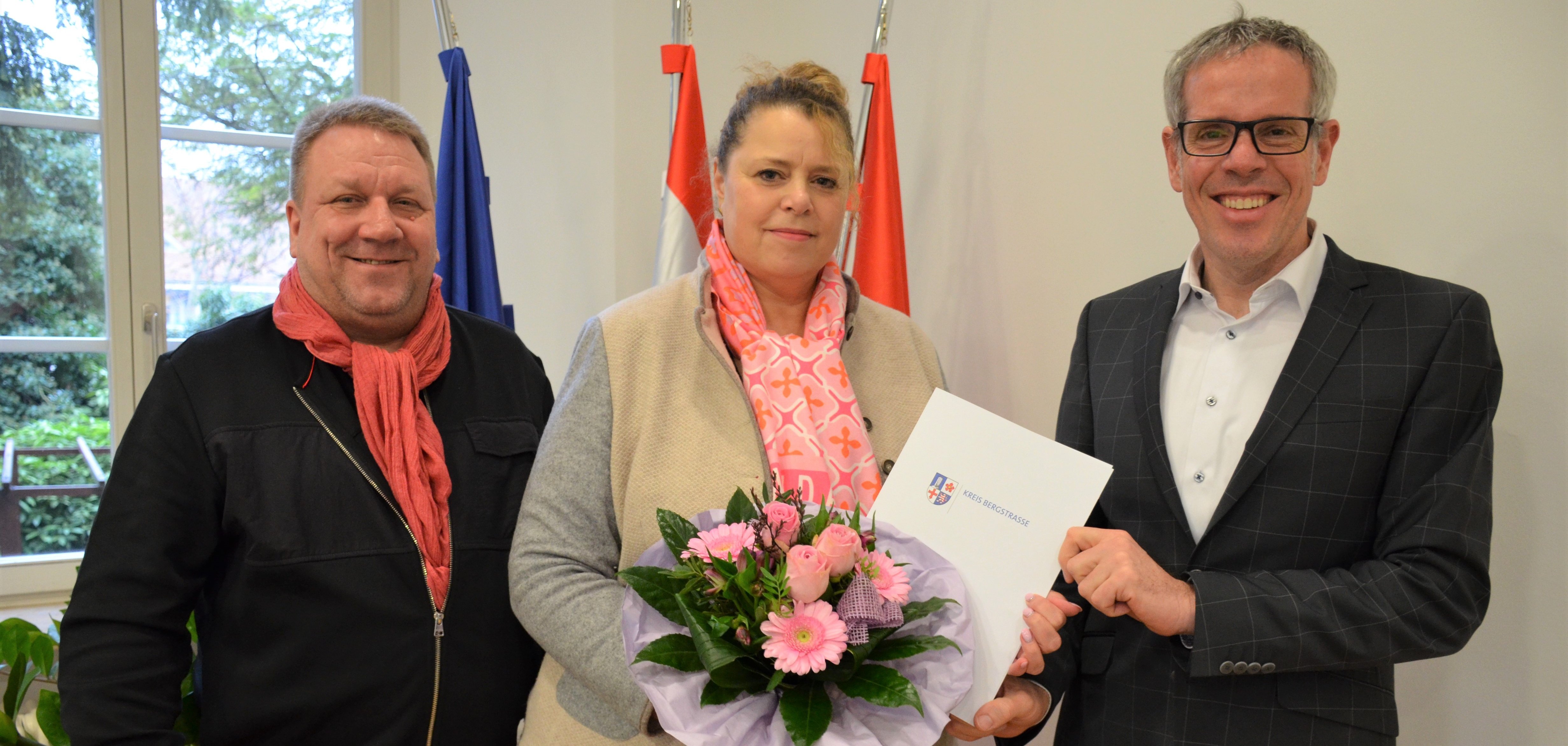 Landrat Christian Engelhardt (re.) und der Hauptamtliche Kreisbeigeordnete Matthias Schimpf (li.) bedankten sich bei der Leiterin der Erhebungsstelle Zensus 2022 Alexandra Radies. 