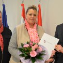 Landrat Christian Engelhardt (re.) und der Hauptamtliche Kreisbeigeordnete Matthias Schimpf (li.) bedankten sich bei der Leiterin der Erhebungsstelle Zensus 2022 Alexandra Radies. 