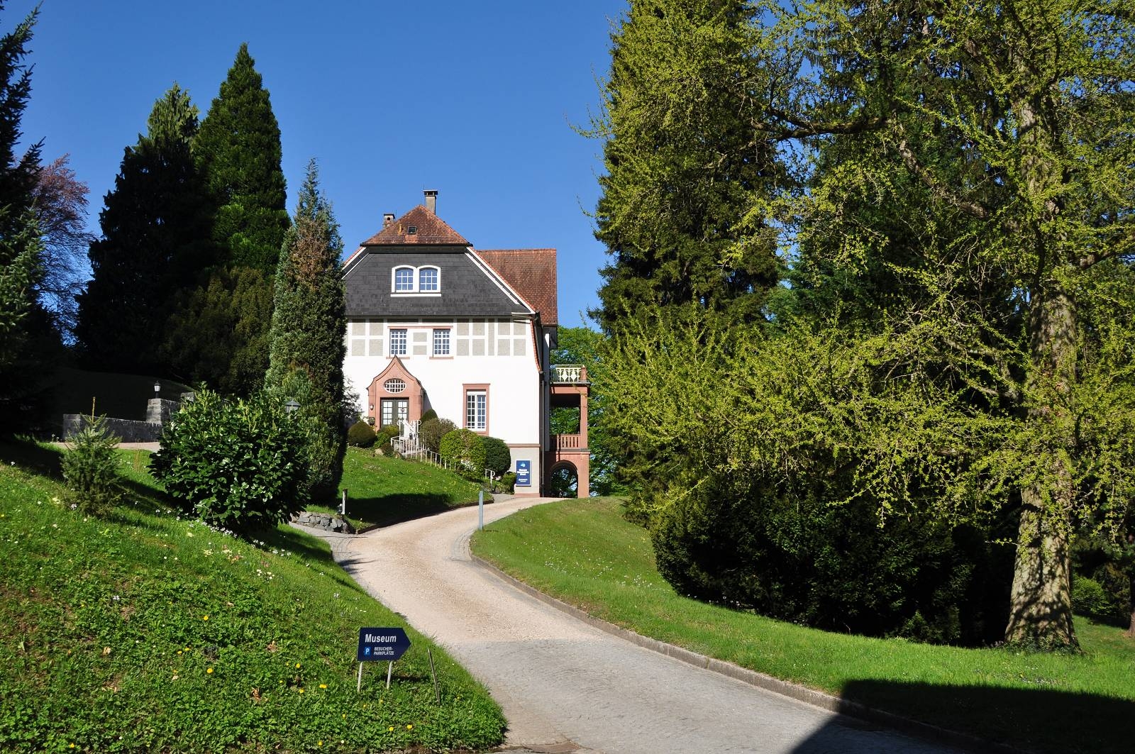 Im Stangenberg Merck Museum in Seeheim-Jugenheim sind zahlreiche Kunstwerke ausgestellt. Außerdem erwarten die Besucher interessante Einblicke in die Geschichte der Unternehmerfamilie Merck. Bild: Danila Walther, Orlandus Verlag