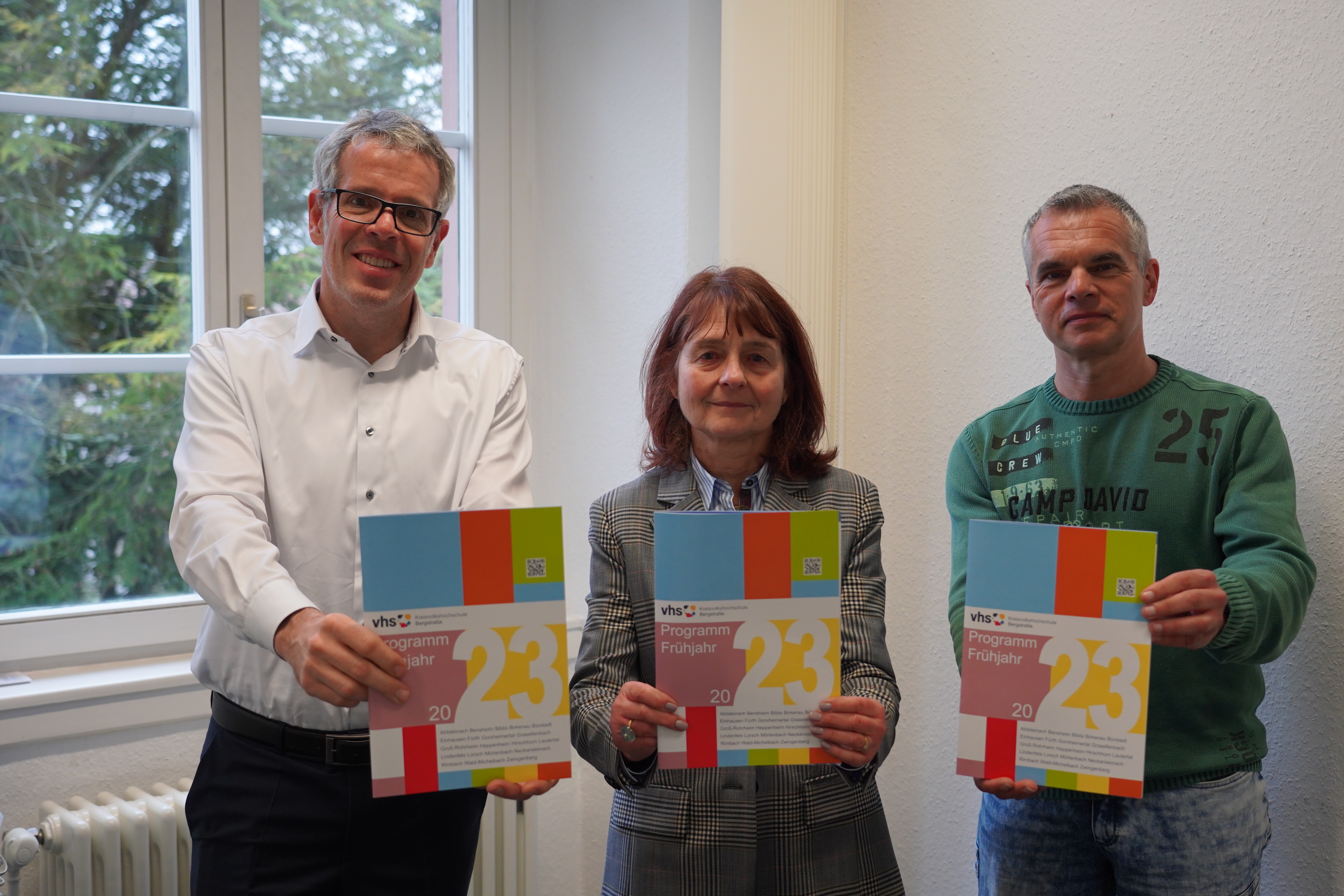 Ein Heft, prall gefüllt mit Kursangeboten. Vor Kurzem stellten Landrat Christian Engelhardt, die Leiterin der Kreisvolkshochschule Bergstraße Iris Hoch und der dortige Fachbereichsleiter für Gesundheit und Fitness Matthias Petry das neue Programm für das Frühjahr 2023 vor.