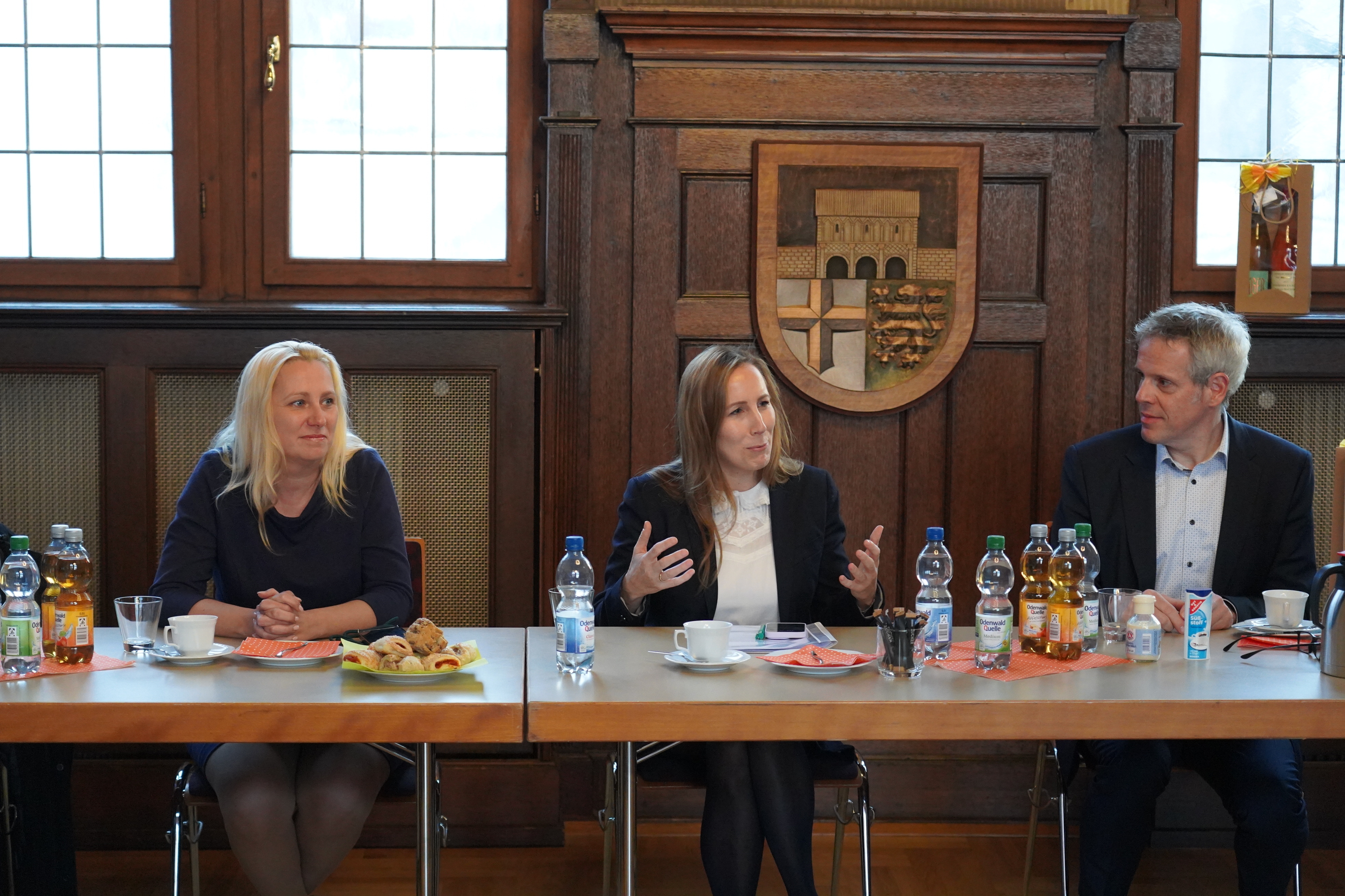 Hoher Besuch: Astrid Wallmann (Mitte), die Präsidentin des Hessischen Landtages, folgte der Einladung von Landrat Christian Engelhardt (rechts) und Erster Kreisbeigeordneter Diana Stolz (links) in das alte Rathaus nach Lorsch und nahm sich Zeit, sich mit den Vorsitzenden der Gemeindevertretungen, Stadtverordnetenversammlungen und des Kreistags über aktuelle Herausforderungen auszutauschen. 