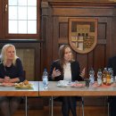 Hoher Besuch: Astrid Wallmann (Mitte), die Präsidentin des Hessischen Landtages, folgte der Einladung von Landrat Christian Engelhardt (rechts) und Erster Kreisbeigeordneter Diana Stolz (links) in das alte Rathaus nach Lorsch und nahm sich Zeit, sich mit den Vorsitzenden der Gemeindevertretungen, Stadtverordnetenversammlungen und des Kreistags über aktuelle Herausforderungen auszutauschen. 
