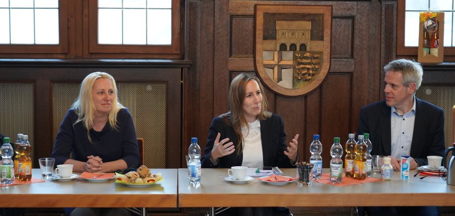 Hoher Besuch: Astrid Wallmann (Mitte), die Präsidentin des Hessischen Landtages, folgte der Einladung von Landrat Christian Engelhardt (rechts) und Erster Kreisbeigeordneter Diana Stolz (links) in das alte Rathaus nach Lorsch und nahm sich Zeit, sich mit den Vorsitzenden der Gemeindevertretungen, Stadtverordnetenversammlungen und des Kreistags über aktuelle Herausforderungen auszutauschen. 