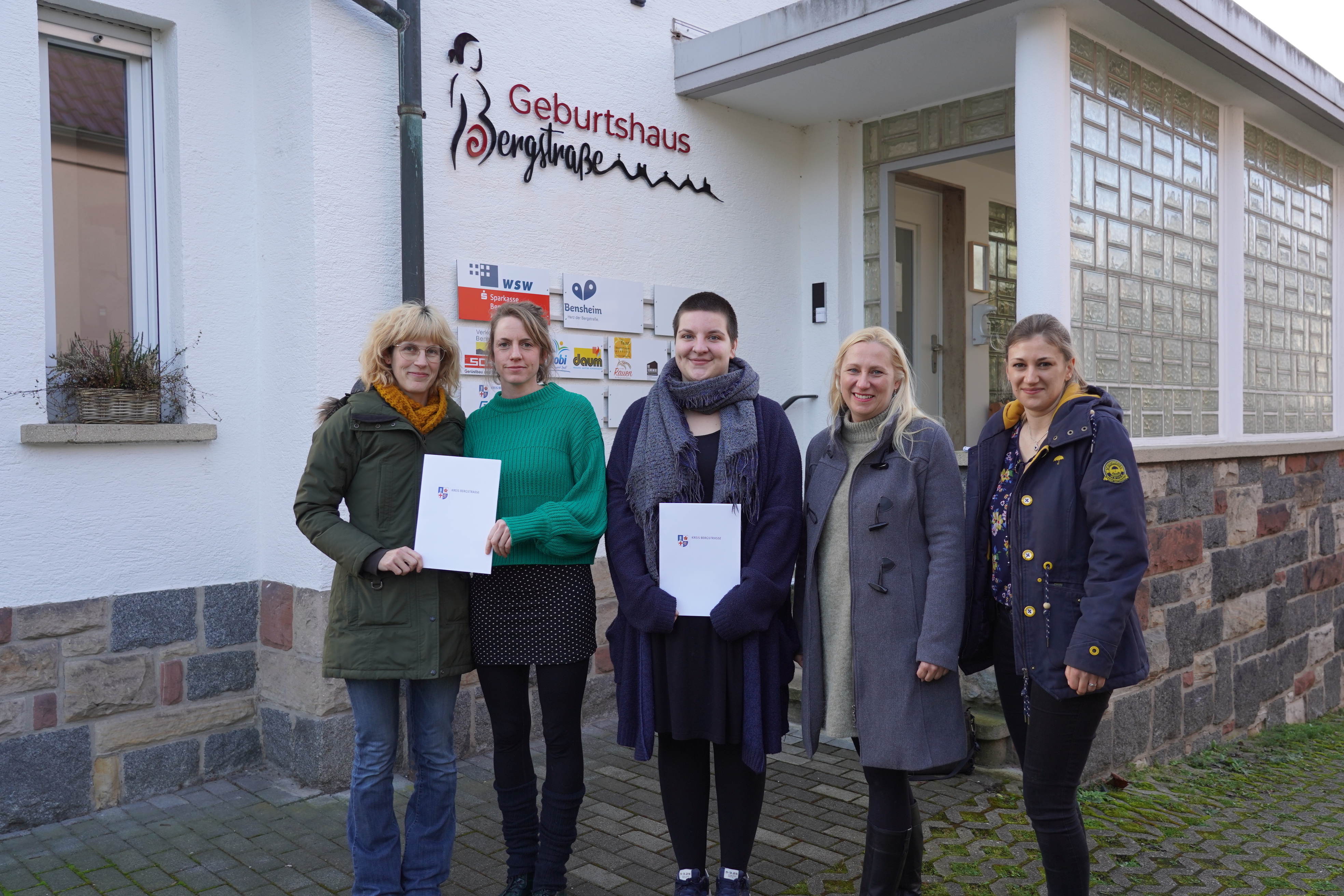 Vor kurzem überreichte Erste Kreisbeigeordnete und Gesundheitsdezernentin Diana Stolz (2. v.r.) drei weiteren Hebammen einen Förderbescheid über die Erstausstattung im Nachsorgebereich. Das Bild zeigt (v.l.): die Hebammen Nina Paasche, Eva Oßwald und Lara Chiostergi, Diana Stolz und Kathleen Wietholtz, die Gesundheitskoordinatorin im Fachbereich Gesundheitsversorgung des Kreises Bergstraße.  