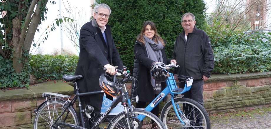 Arbeiten für die Verbesserung des Radverkehrs im Kreis Bergstraße: Landrat Christian Engelhardt, die neue Radverkehrsbeauftragte des Kreises Lisa-Marie Riemann sowie Reinhold Bickelhaupt, Leiter des Fachbereiches ÖPNV und Mobilität im Landratsamt (v.l.n.r.).