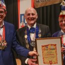 Landrat Christian Engelhardt (li.) und Ulrich Knorr, Vize-Präsident der NiBa (Narren im besten Alter) überreichten die Kreisnarrenkette an Professor Martin Wessner (Mitte). 