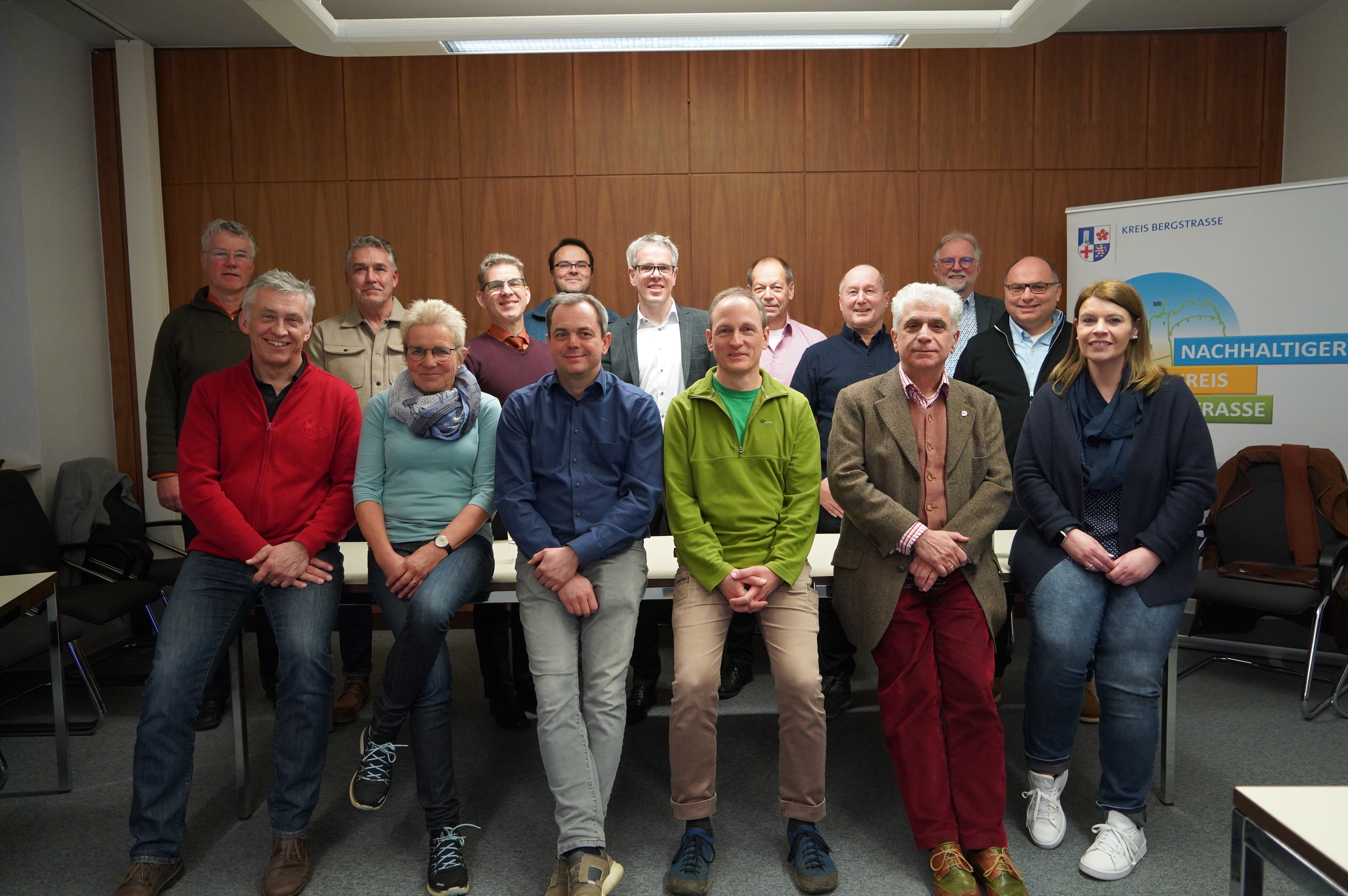 Landrat Christian Engelhardt (hinten, Mitte) und der Klimaschutzmanager des Kreises Bergstraße, Reiner Pfuhl (hinten, 2.v.r.) begrüßten die neu ausgebildeten BürgerSolarBerater aus dem Raum Bensheim-Bürstadt.