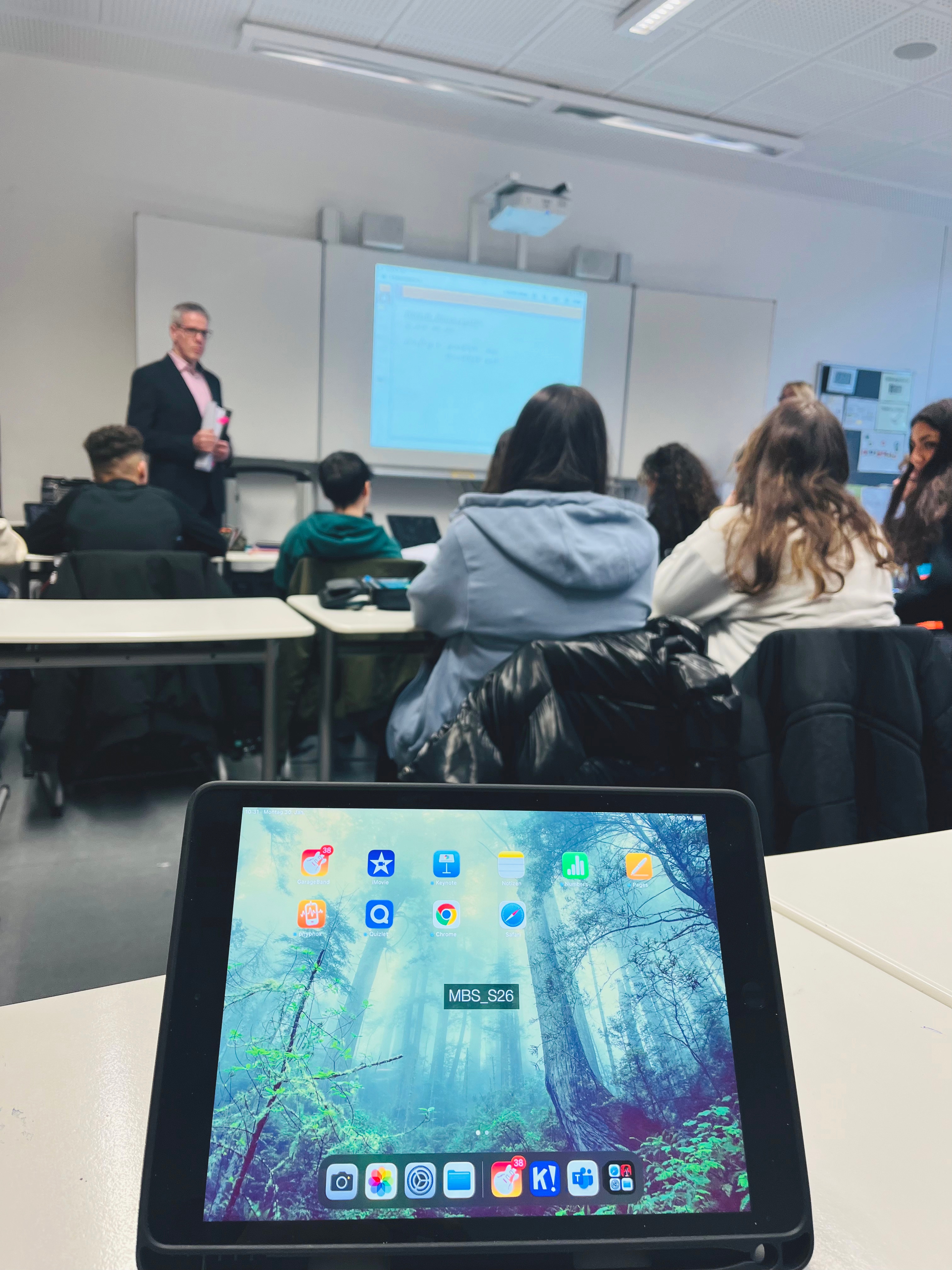 Digitales Lernen ist fester Bestandteil des Unterrichts: Davon konnte sich Landrat Christian Engelhardt bei seinem Besuch in der Martin-Buber-Schule in Heppenheim überzeugen.