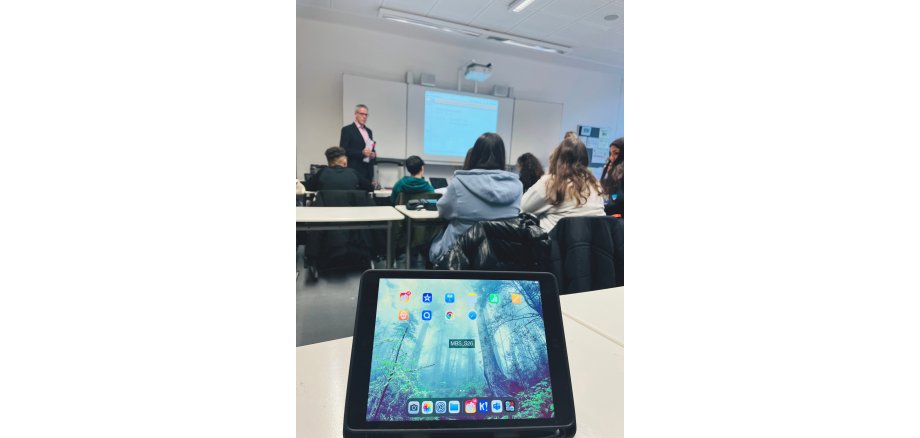 Digitales Lernen ist fester Bestandteil des Unterrichts: Davon konnte sich Landrat Christian Engelhardt bei seinem Besuch in der Martin-Buber-Schule in Heppenheim überzeugen.