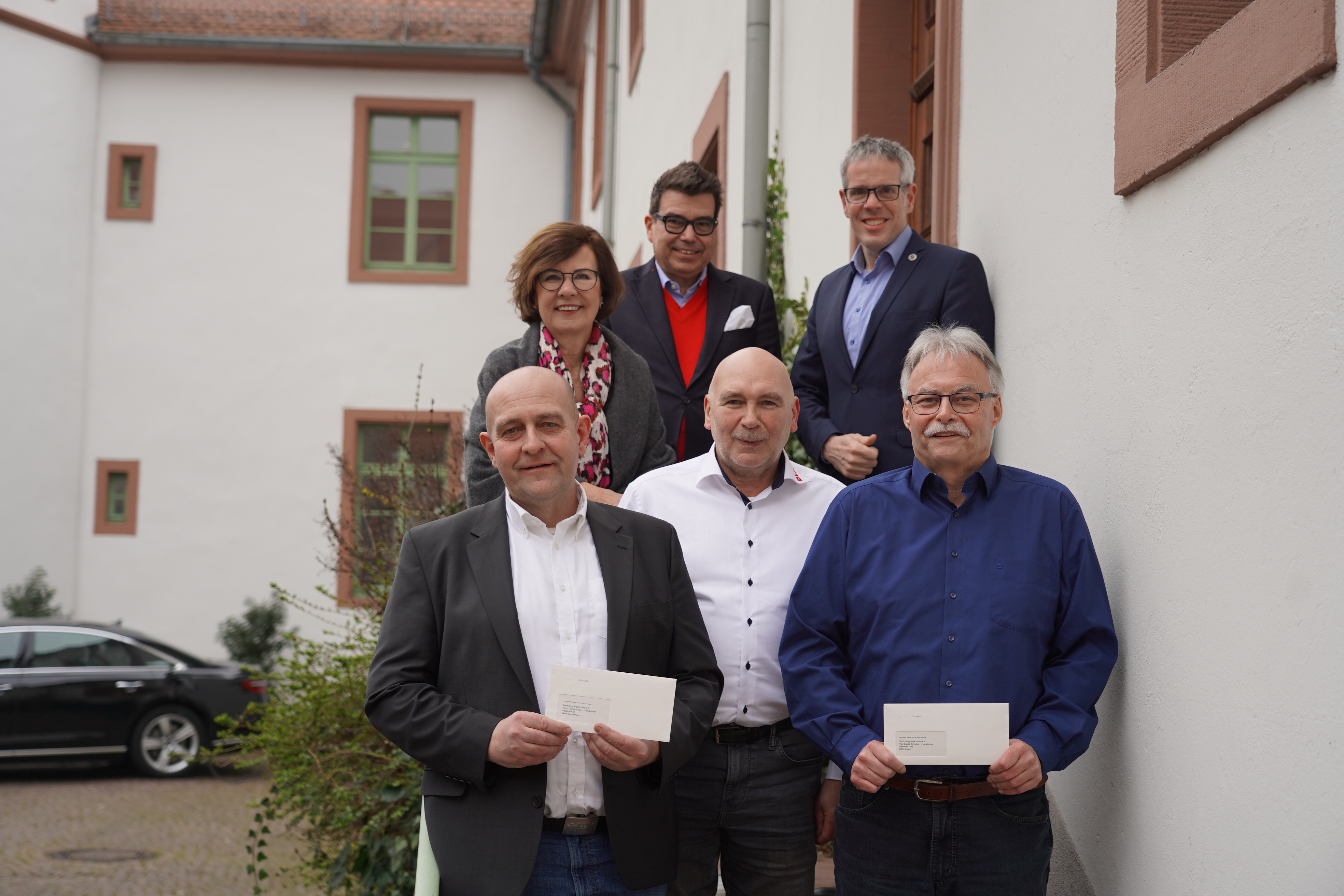 Vor Kurzem haben die Vorstands- und Stiftungsvorsitzende bei Entega, Dr. Marie-Luise Wolff, und der stellvertretende Stiftungsleiter Matthias W. Send die Schecks der alljährlichen Weihnachtsspende im Beisein von Landrat Christian Engelhardt an die Vereinsvertreter des SV Erbach und des DLRG Lorsch überreicht. Das Bild zeigt von links (vorne): Christian Keilmann (Kassenwart DLRG Lorsch), Thomas Wetzel (2. Vorsitzender DLRG Lorsch) und Thomas Lulay (Vorsitzender SV Erbach), (hinten) Dr. Marie-Luise Wolff (Stiftungsvorsitzende), Matthias W. Send (stellv. Stiftungsvorsitzender) und Landrat Christian Engelhardt.