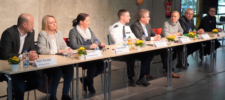 Das Podium bei der Vorstellung des Projekttages (v.r.n.l.): Die Polizeioberkommissarin und Schulbeauftragte für Lampertheim Christina Wegerle, die Erste Kreisbeigeordnete Diana Stolz, der Polizeivizepräsident für Südhessen Rudi Heimann, der Kriminalkommisar und Jugendkoordinator der Polizeidirektion Bergstraße Johannes Emanuel Hofmann, die Polizeihauptkommissarin Tina Antoni (BAO Fokus), die Kriminalhauptkommissarin Nicole Lenz sowie Tobias Knapp, Psychologe des Staatlichen Schulamtes Heppenheim.