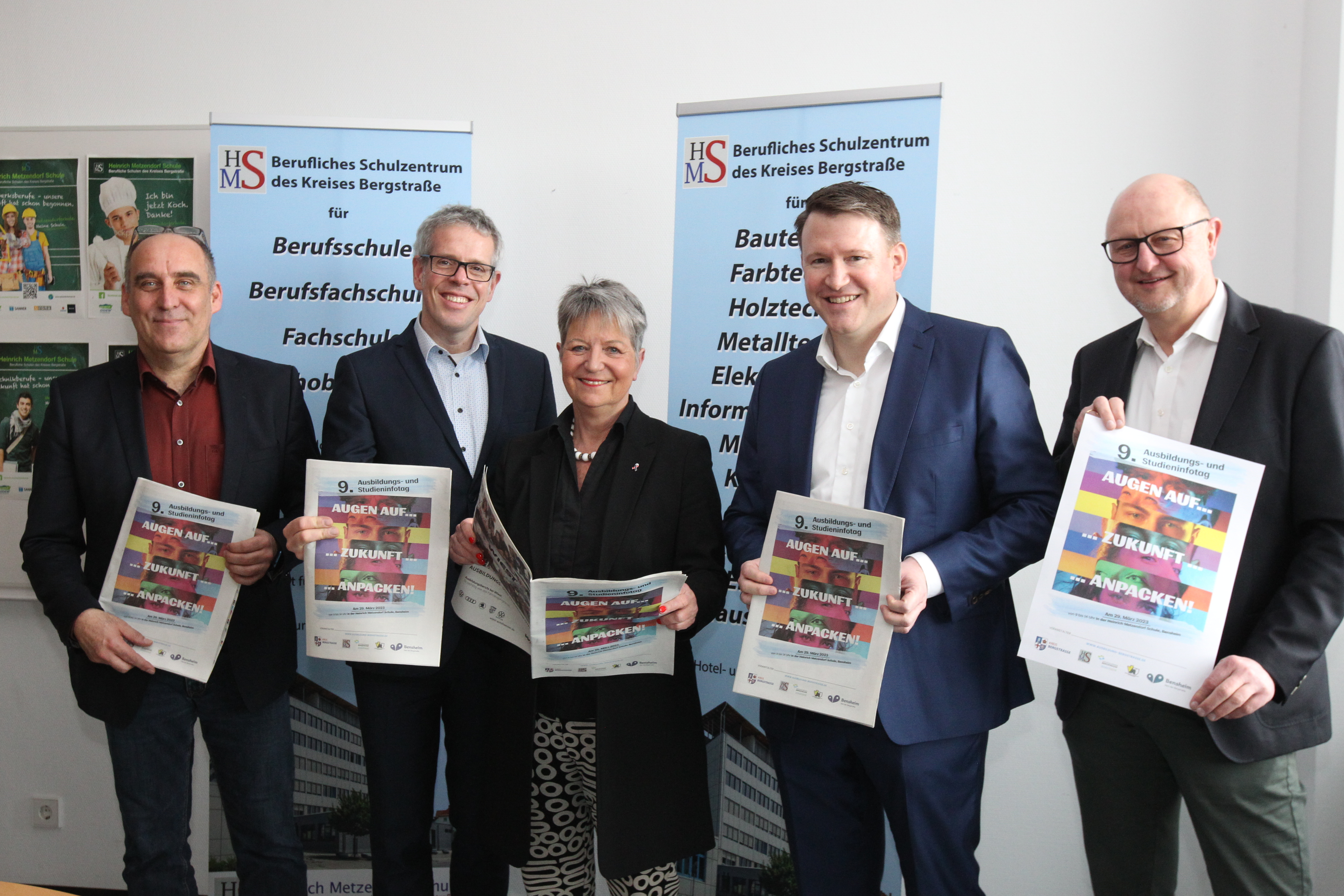Schulleiter, Thomas Bährer, Landrat Christian Engelhardt, Bürgermeisterin Christine Klein, Geschäftsführer der Wirtschaftsförderung Bergstraße GmbH, Dr. Matthias Zürker und Geschäftsführer der Vereinigung der hessischen Unternehmerverbände e.V. (VhU), Geschäftsstelle Darmstadt und Südhessen, Dirk Widuch, freuen sich auf eine erfolgreiche Veranstaltung. Schulleiter, Thomas Bährer, Landrat Christian Engelhardt, Bürgermeisterin Christine Klein, Geschäftsführer der Wirtschaftsförderung Bergstraße GmbH, Dr. Matthias Zürker und Geschäftsführer der Vereinigung der hessischen Unternehmerverbände e.V. (VhU), Geschäftsstelle Darmstadt und Südhessen, Dirk Widuch, freuen sich auf eine erfolgreiche Veranstaltung.