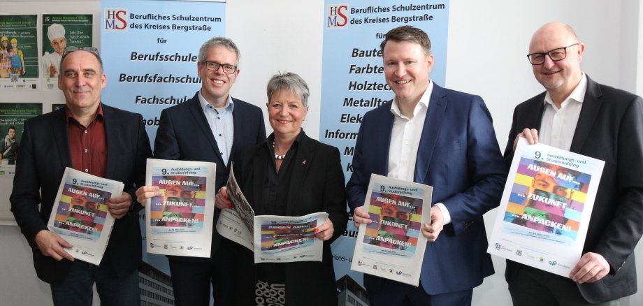 Schulleiter, Thomas Bährer, Landrat Christian Engelhardt, Bürgermeisterin Christine Klein, Geschäftsführer der Wirtschaftsförderung Bergstraße GmbH, Dr. Matthias Zürker und Geschäftsführer der Vereinigung der hessischen Unternehmerverbände e.V. (VhU), Geschäftsstelle Darmstadt und Südhessen, Dirk Widuch, freuen sich auf eine erfolgreiche Veranstaltung. 