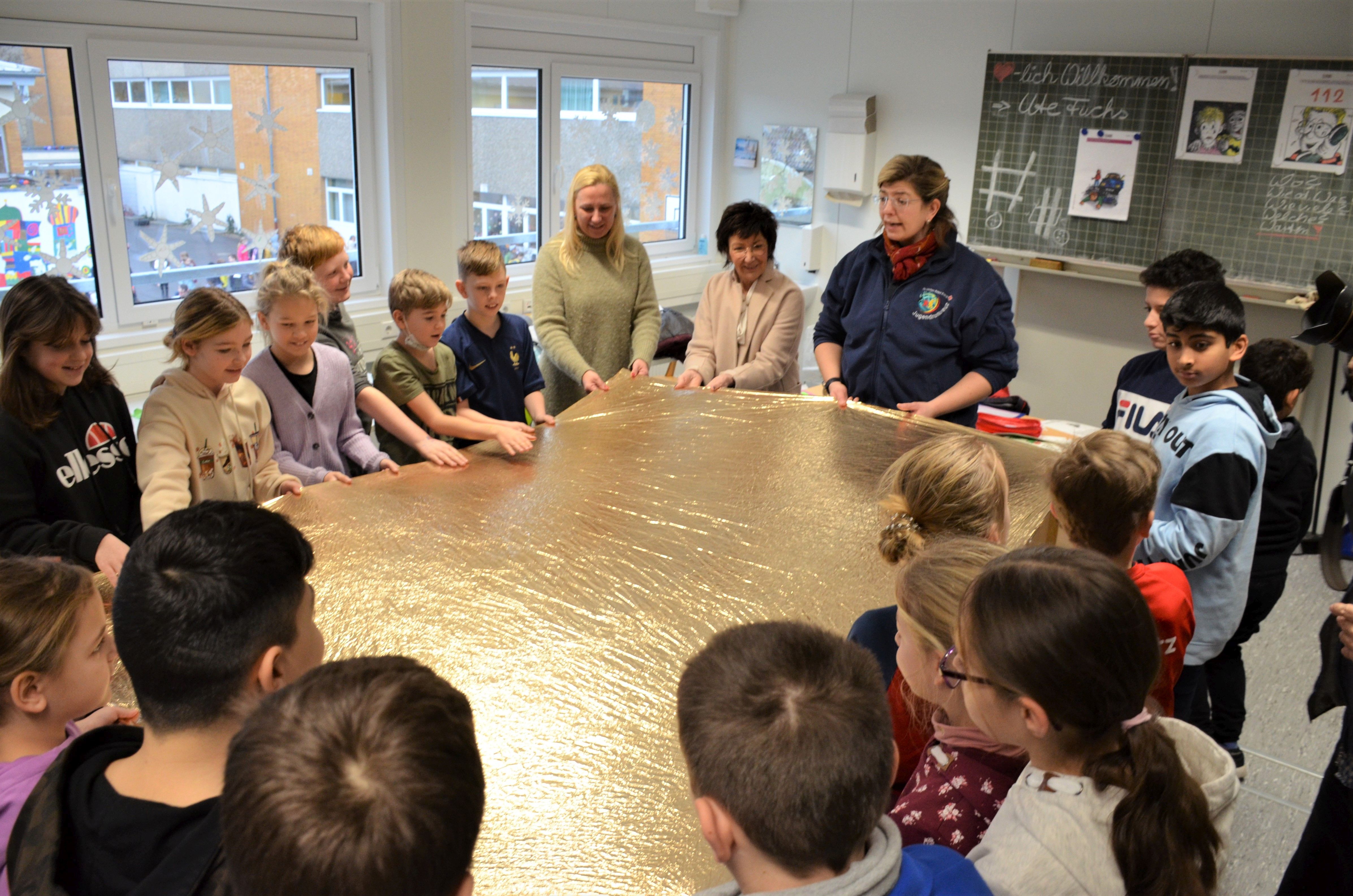 Stellvertretend für die vielen Aktionen des Fachbereiches Prävention des Kreises Bergstraße rund um die Themen Organspende, Suchtprävention, Ernährung, Bewegung, Medienkompetenz, Reanimation, Sozialkompetenz, Stressbewältigung, Essstörungen oder, wie im Bild zu sehen, Erste-Hilfe-Maßnahmen stehen die YOLO-DAYS, die es seit 2015 im Kreis Bergstraße gibt. Das Foto entstand beim YOLO-DAY in der EKS Bürstadt im Januar 2023. 