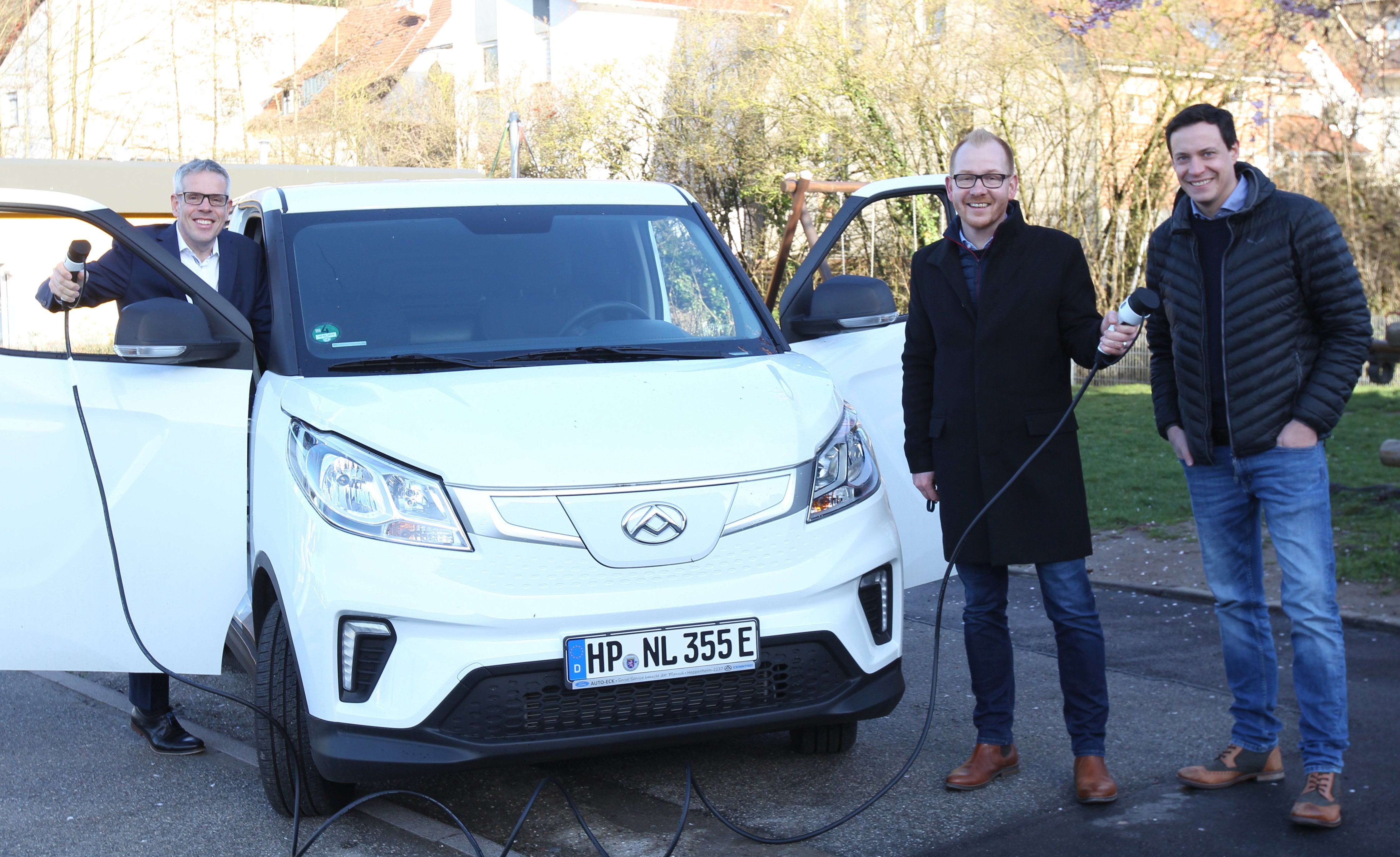 Ein weiterer Schritt in Richtung Klimaneutralität: Die Kreisverwaltung hat das erste voll batterie-elektrische Fahrzeug für den Eigenbetrieb Schule und Gebäudewirtschaft angeschafft. Auf dem Bild (v.l.n.r.): Landrat Christian Engelhardt sowie die Betriebsleitung des Eigenbetriebes Schule und Gebäudewirtschaft des Kreises Johannes Kühn und Simon Menden.  