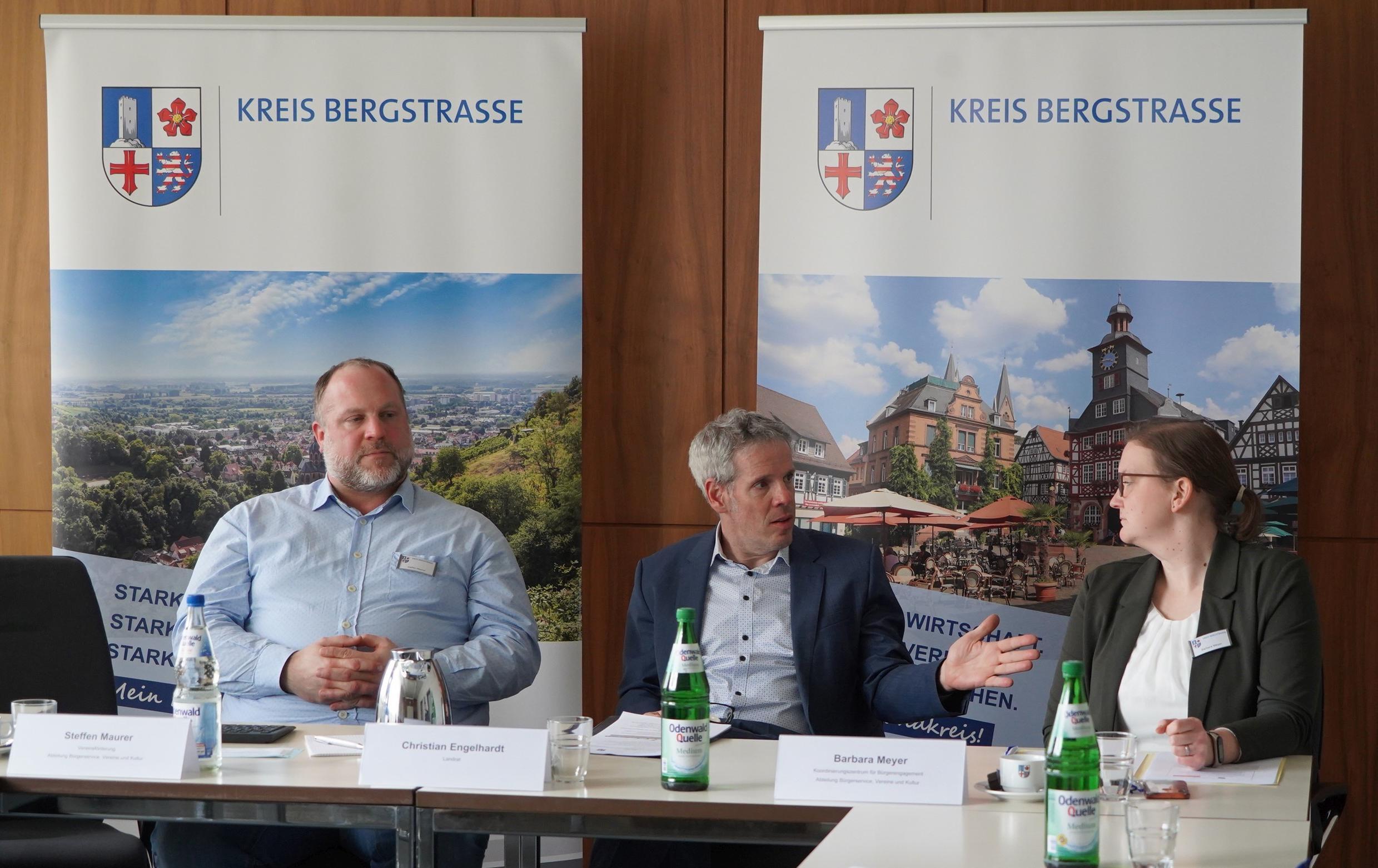 Landrat Christian Engelhardt (Mitte) stellte gemeinsam mit Barbara Meyer (re.) und Steffen Maurer die Bilanz nach knapp einem Jahr Arbeit der Koordinierungsstelle für Bürgerengagement im Kreis Bergstraße vor. 