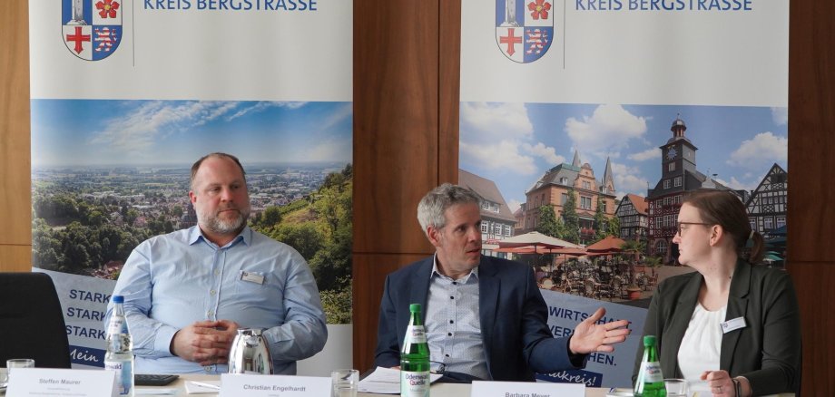 Landrat Christian Engelhardt (Mitte) stellte gemeinsam mit Barbara Meyer (re.) und Steffen Maurer die Bilanz nach knapp einem Jahr Arbeit der Koordinierungsstelle für Bürgerengagement im Kreis Bergstraße vor. 