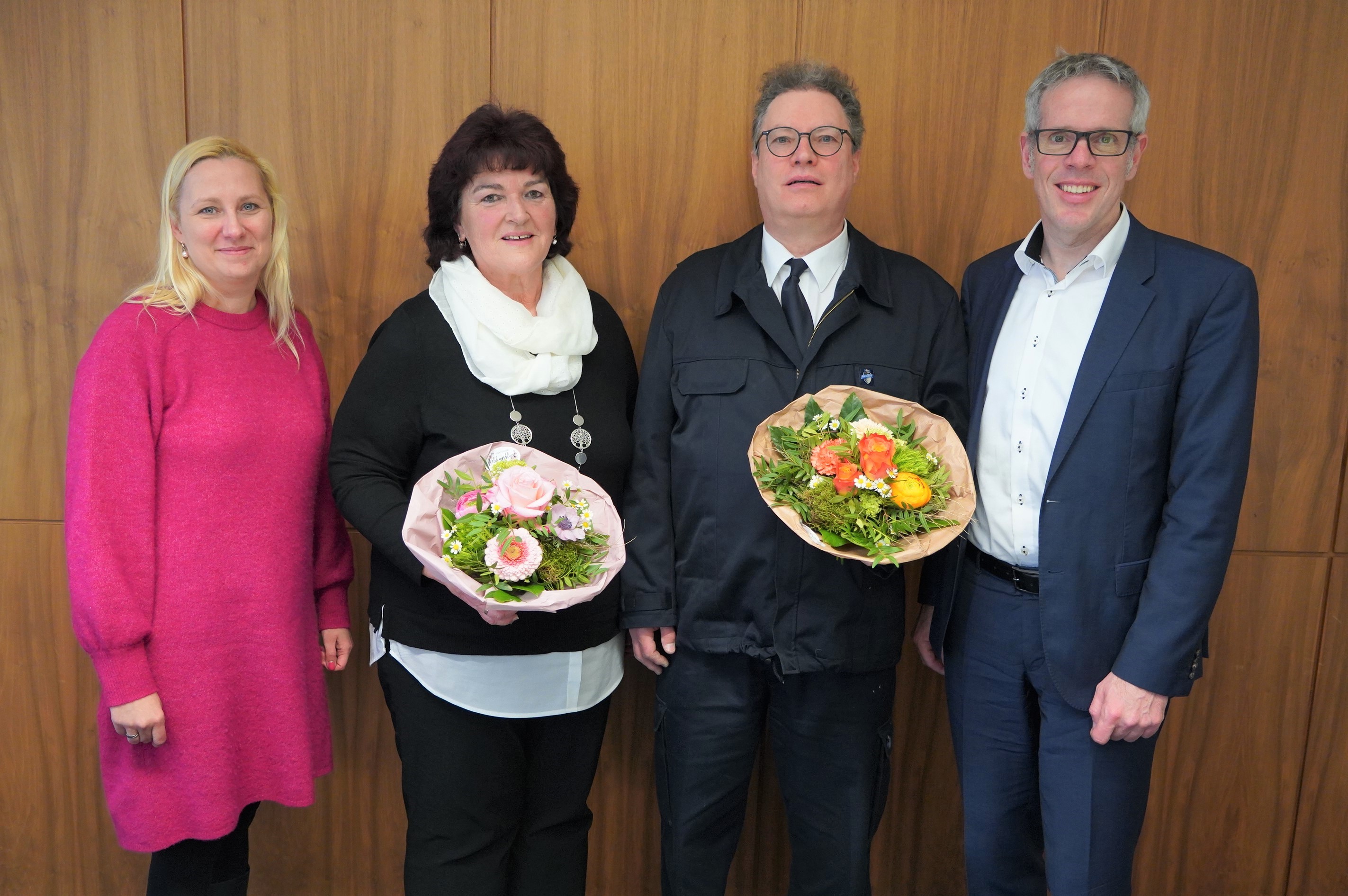 Landrat Christian Engelhardt (re.) und die Erste Kreisbeigeordnete Diana Stolz (li.) verabschiedeten Karl-Christian Hahn (2. v. re.), Kreisbrandmeister und Sachgebietsleiter „Vorbeugender Brandschutz“ in der Abteilung Gefahrenabwehr, und Petra Saal, Fallmanagerin im Eigenbetrieb „Neue Wege – Kommunales Jobcenter“, in den Ruhestand.
