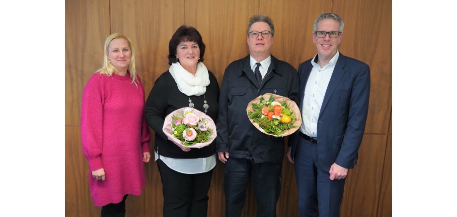 Landrat Christian Engelhardt (re.) und die Erste Kreisbeigeordnete Diana Stolz (li.) verabschiedeten Karl-Christian Hahn (2. v. re.), Kreisbrandmeister und Sachgebietsleiter „Vorbeugender Brandschutz“ in der Abteilung Gefahrenabwehr, und Petra Saal, Fallmanagerin im Eigenbetrieb „Neue Wege – Kommunales Jobcenter“, in den Ruhestand.