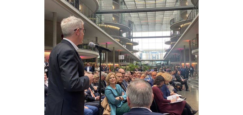 Landrat Engelhardt beim Kommunalgipfel am 30.3.2023 im Paul-Löbe-Haus in Berlin.