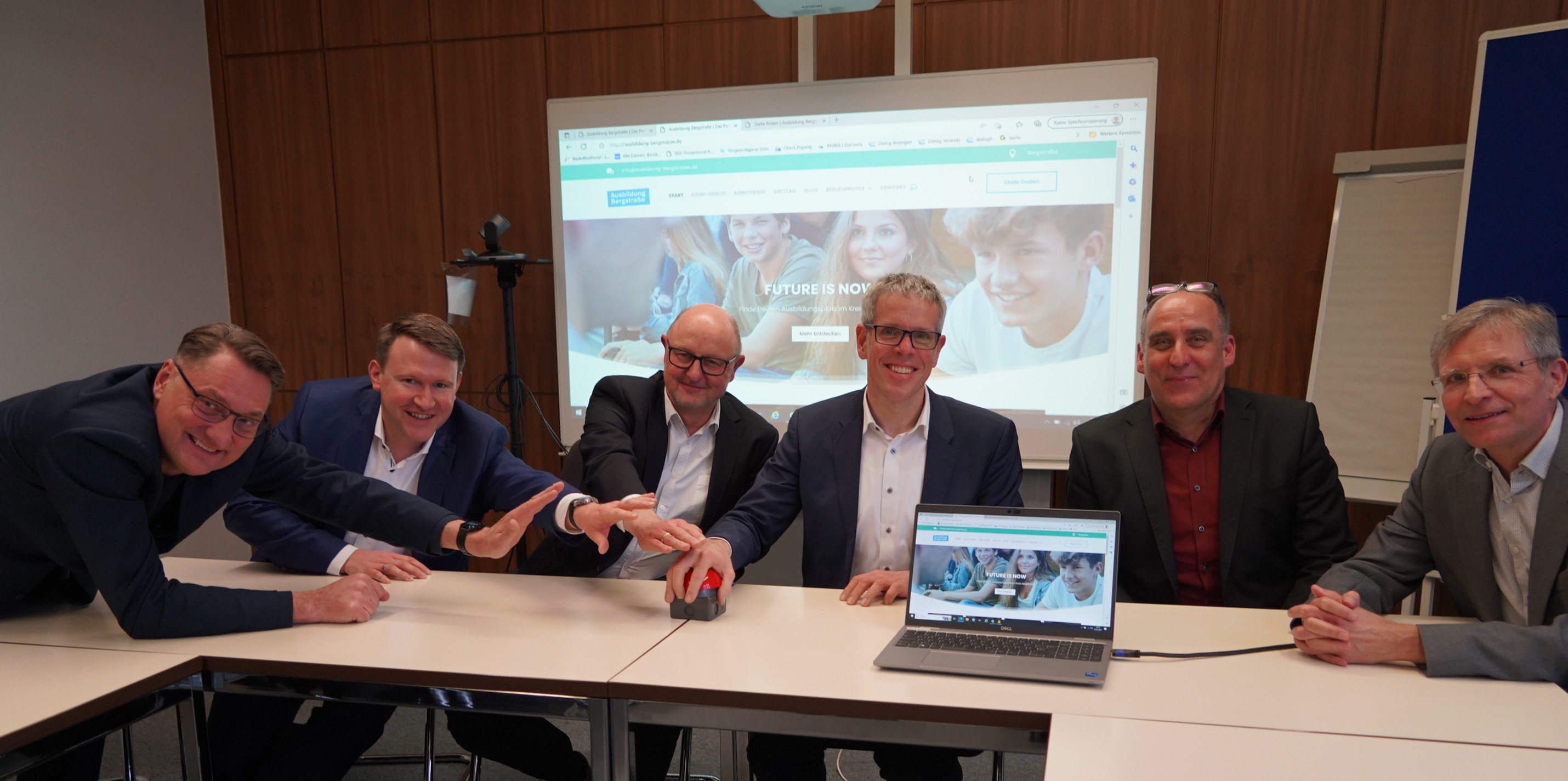 Andreas Wohlfahrt, Verkaufsleitung Südhessen des Bergsträßer Anzeigers, Dr. Matthias Zürker, Geschäftsführer der Wirtschaftsförderung Bergstraße GmbH, Dirk Widuch, Geschäftsführer von der Vereinigung der hessischen Unternehmerverbände, Geschäftsstelle Darmstadt und Südhessen, Landrat Christian Engelhardt, Schulleiter Thomas Bährer und Michael Roth, Geschäftsführer des Bergsträßer Anzeigers (v.l.n.r.) haben gemeinsam den Startknopf zur neuen Ausbildungsplattform gedrückt.