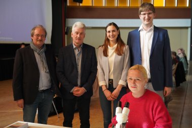 Die Erste Kreisbeigeordnete Diana Stolz, der Wissenschaftliche Direktor der KABS und Diplom-Biologe Dirk Reichle, der Diplom-Biologe Artur Jöst sowie Dr. Elise Stickler und Andreas Larem vom Hessischen Landesamt für Gesundheit und Pflege auf der Informationsveranstaltung zur Asiatischen Tigermücke in Bürstadt.